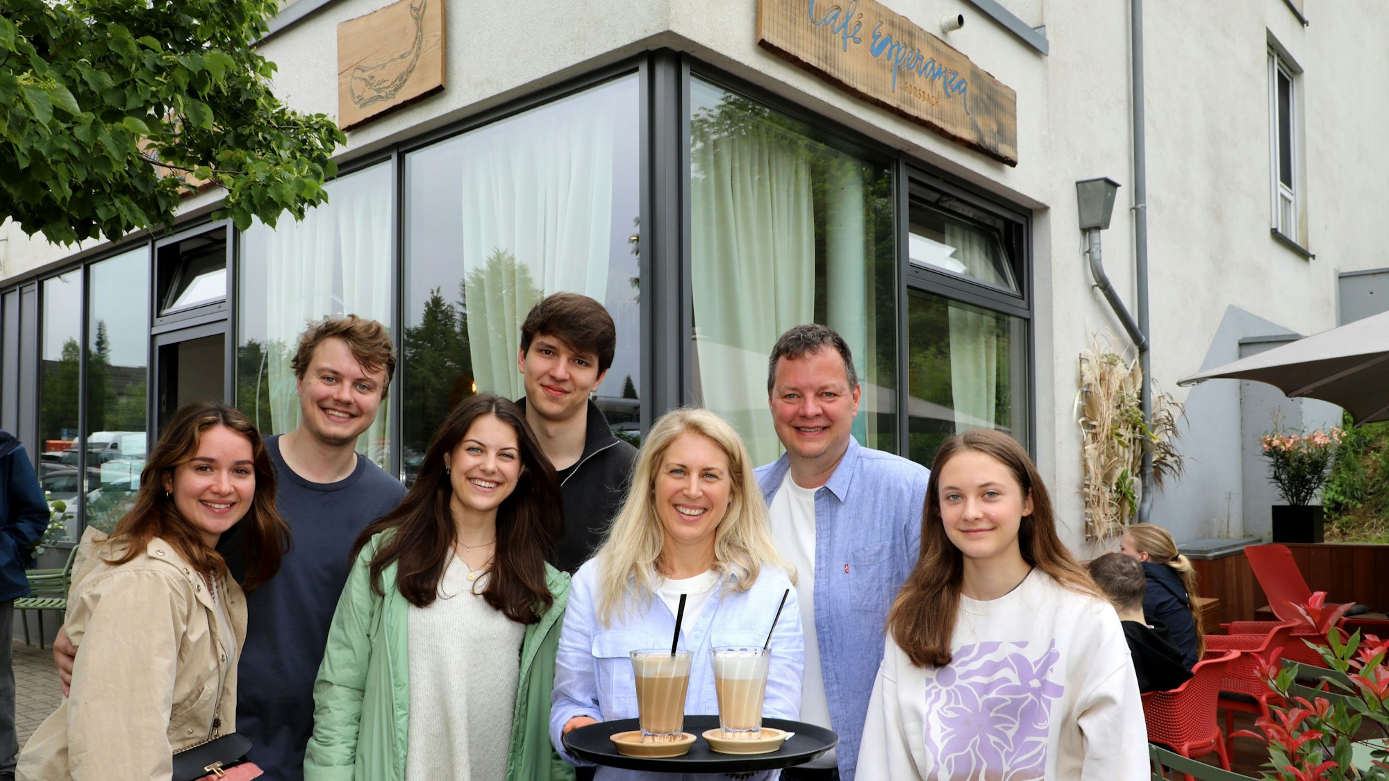 Familie Bettermann steht vor ihrem neuen Café Esperanza in der Ortsmitte von Rösrath-Forsbach.