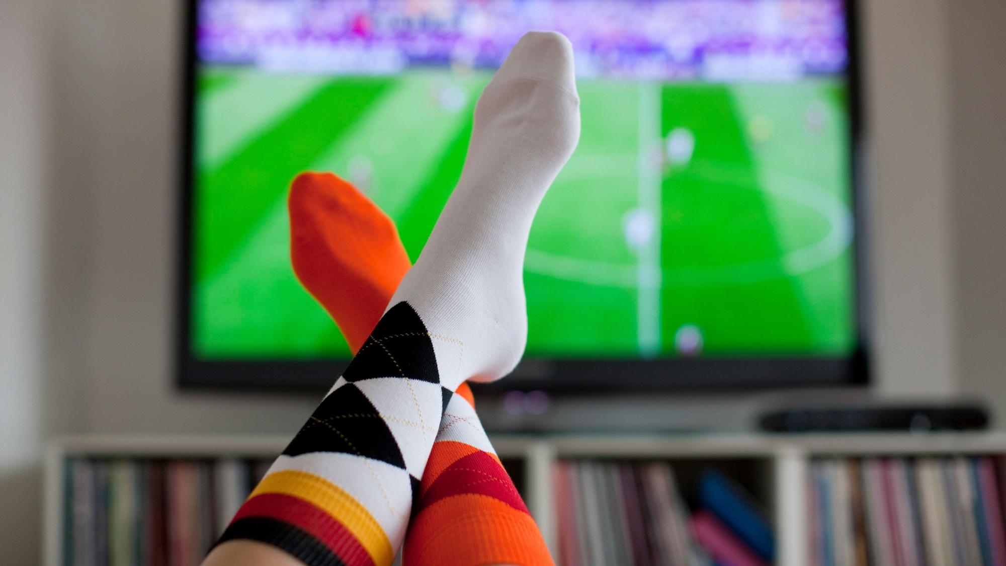 Sie liegen noch gemütlich auf der Couch und in der Nachbarwohnung brandet schon Jubel auf? Dann schauen Sie vielleicht über IP-TV und der Nachbar via Satellit.
