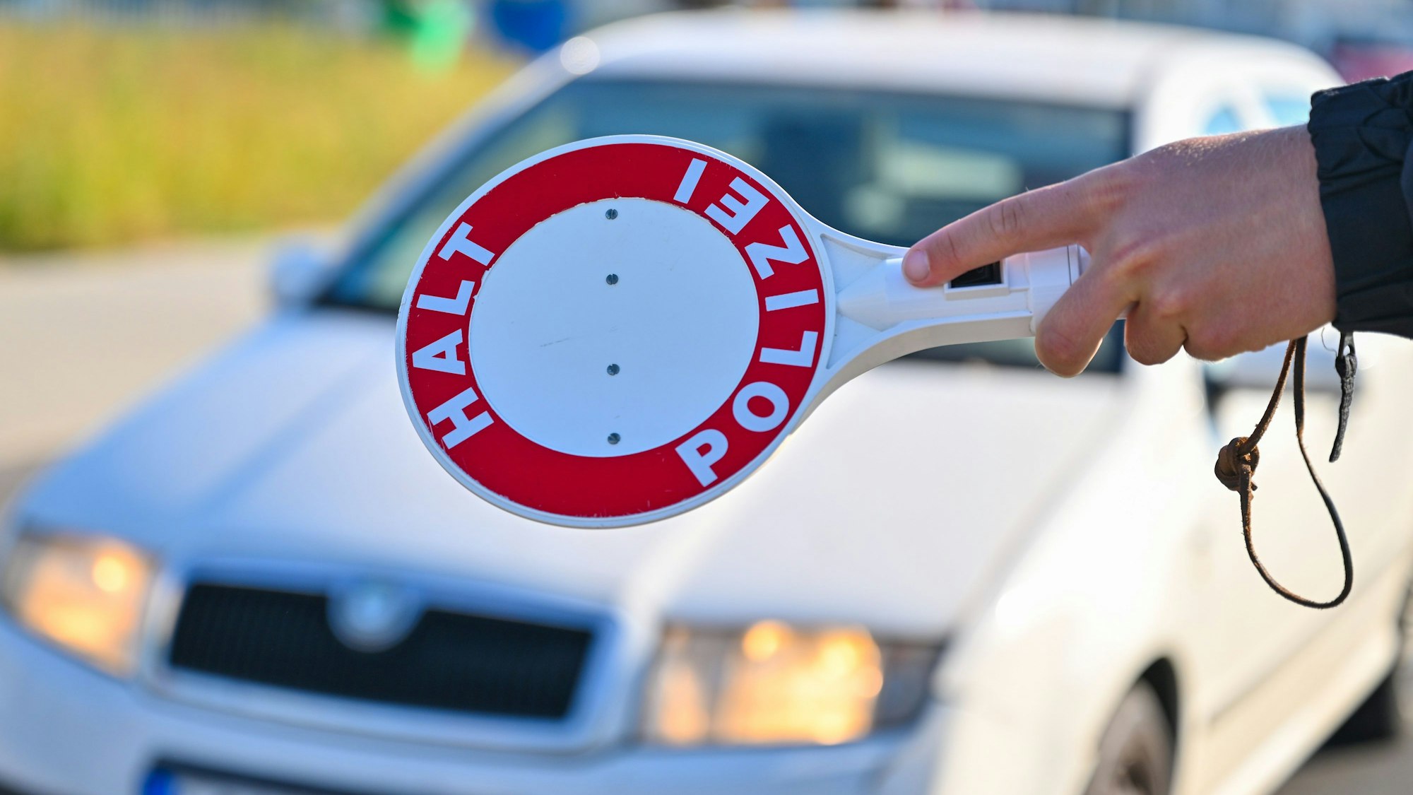 Ein Beamter der Bundespolizei stoppt den Fahrer eines Autos bei der Einreise am deutsch-polnischen Grenzübergang Stadtbrücke (Symbolbild)