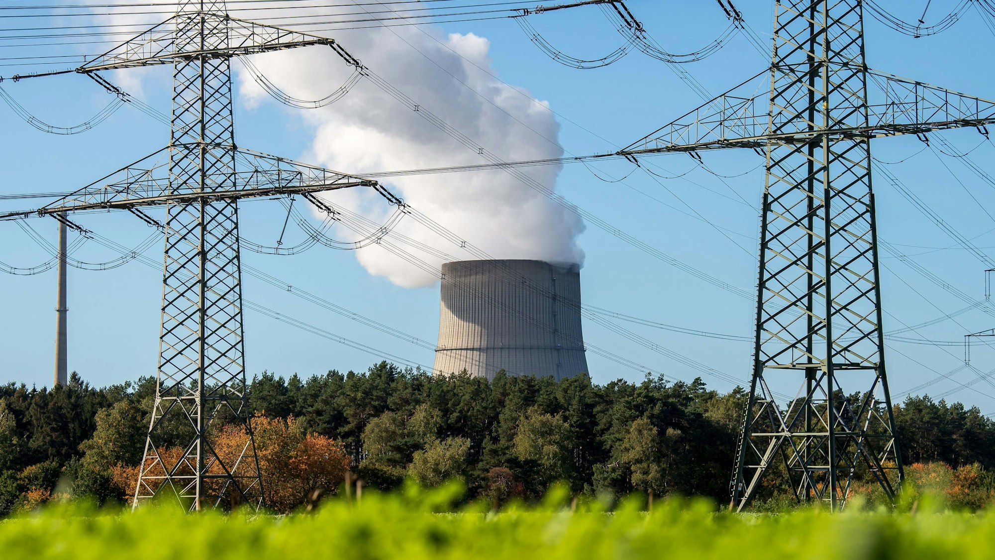 18.10.2022, Niedersachsen, Lingen: Stromleitungen vor dem Kernkraftwerk Emsland.