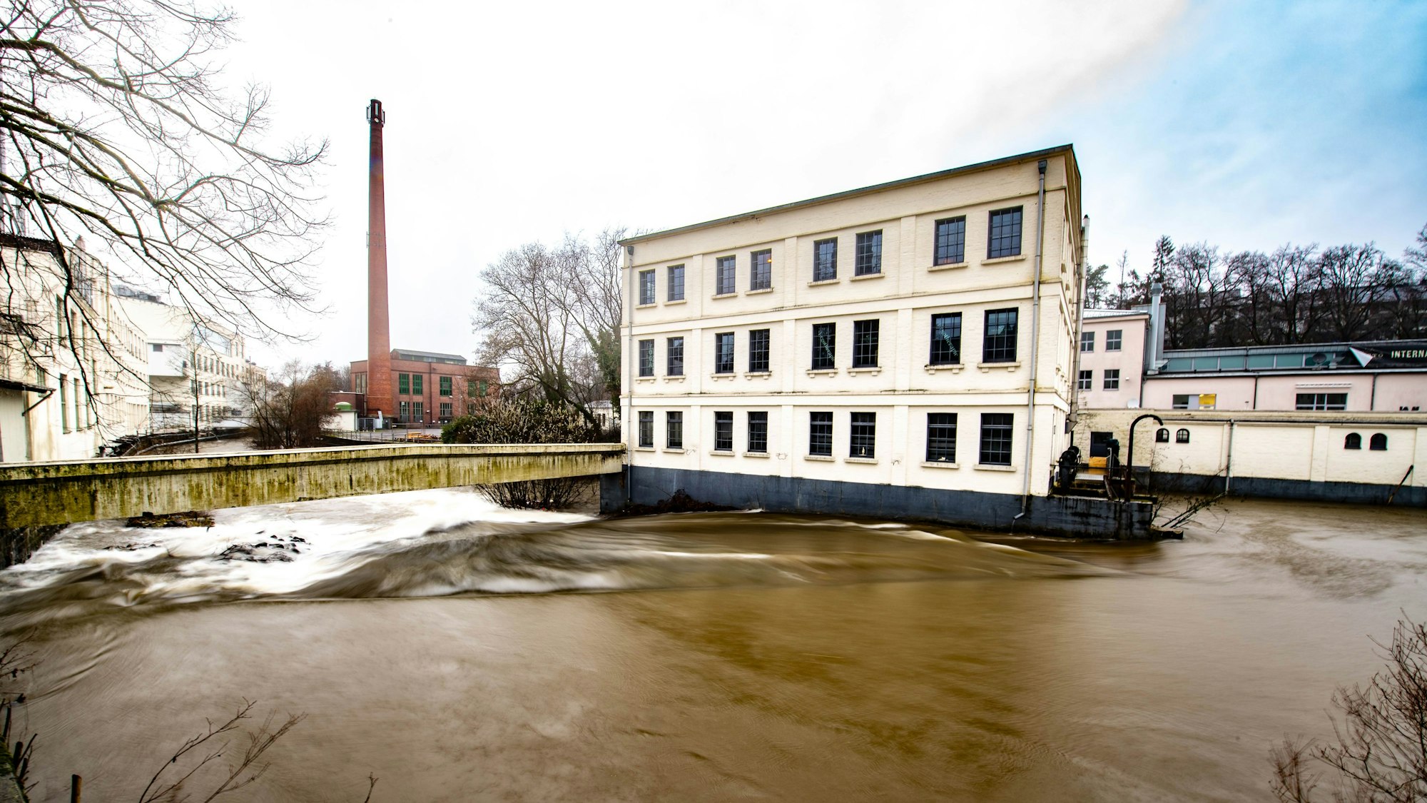 Das Foto zeigt das Wupperwehr am alten Wipperfürther Turbinenhaus bei Hochwasser.