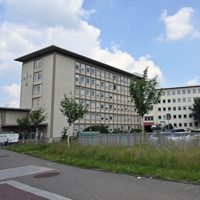 Zu sehen sind die beiden sechsstöckigen Gebäudekomplexe.