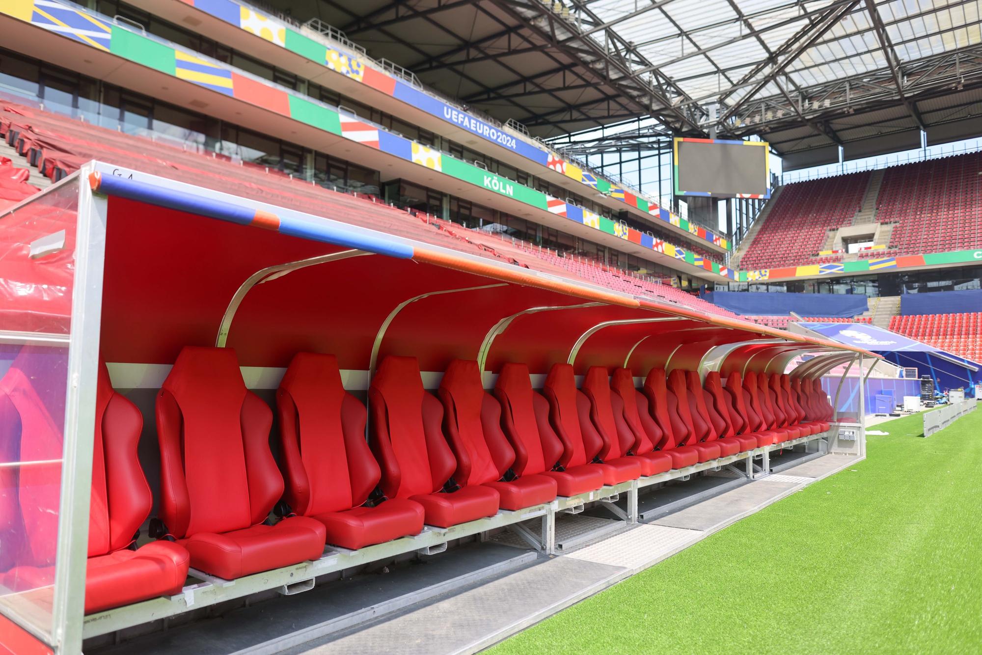 Der Platz für Trainer und Spieler: In Köln sind die Verantwortlichen immer ganz nah am Geschehen.