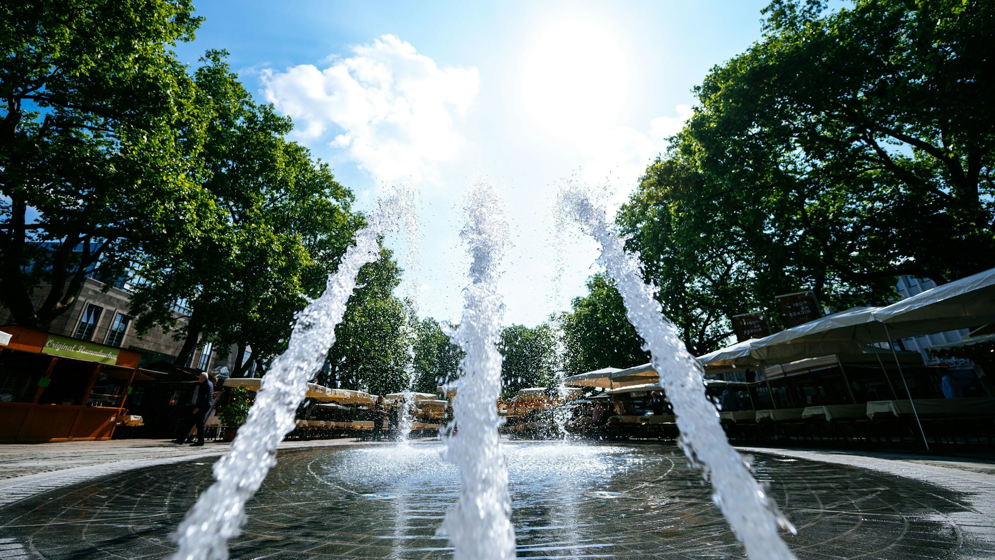 Mit drei Wasserfontänen gleicht der Brunnen dem Original von 1956.