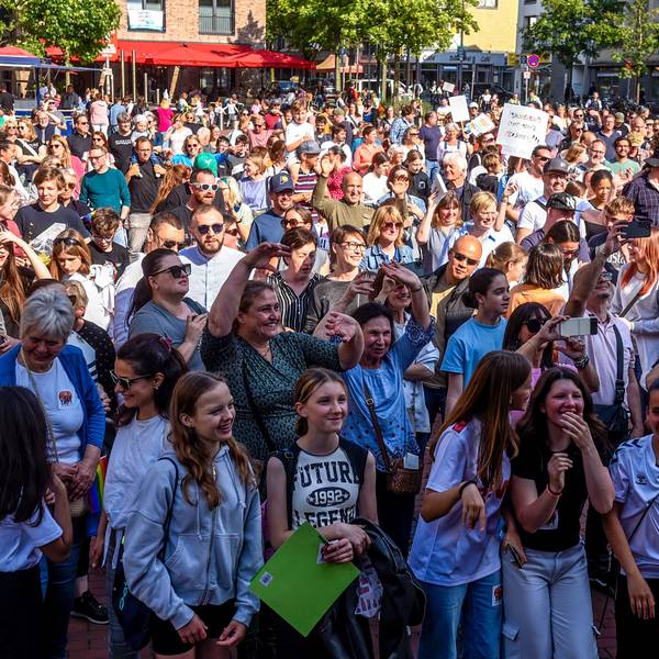 Auf dem Bild ist eine Menschenmenge auf dem Marktplatz Pulheim, die für Demokratie und Vielfalt demonstrieren.