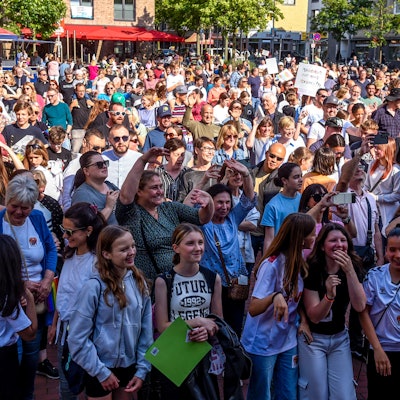 Auf dem Bild ist eine Menschenmenge auf dem Marktplatz Pulheim, die für Demokratie und Vielfalt demonstrieren.