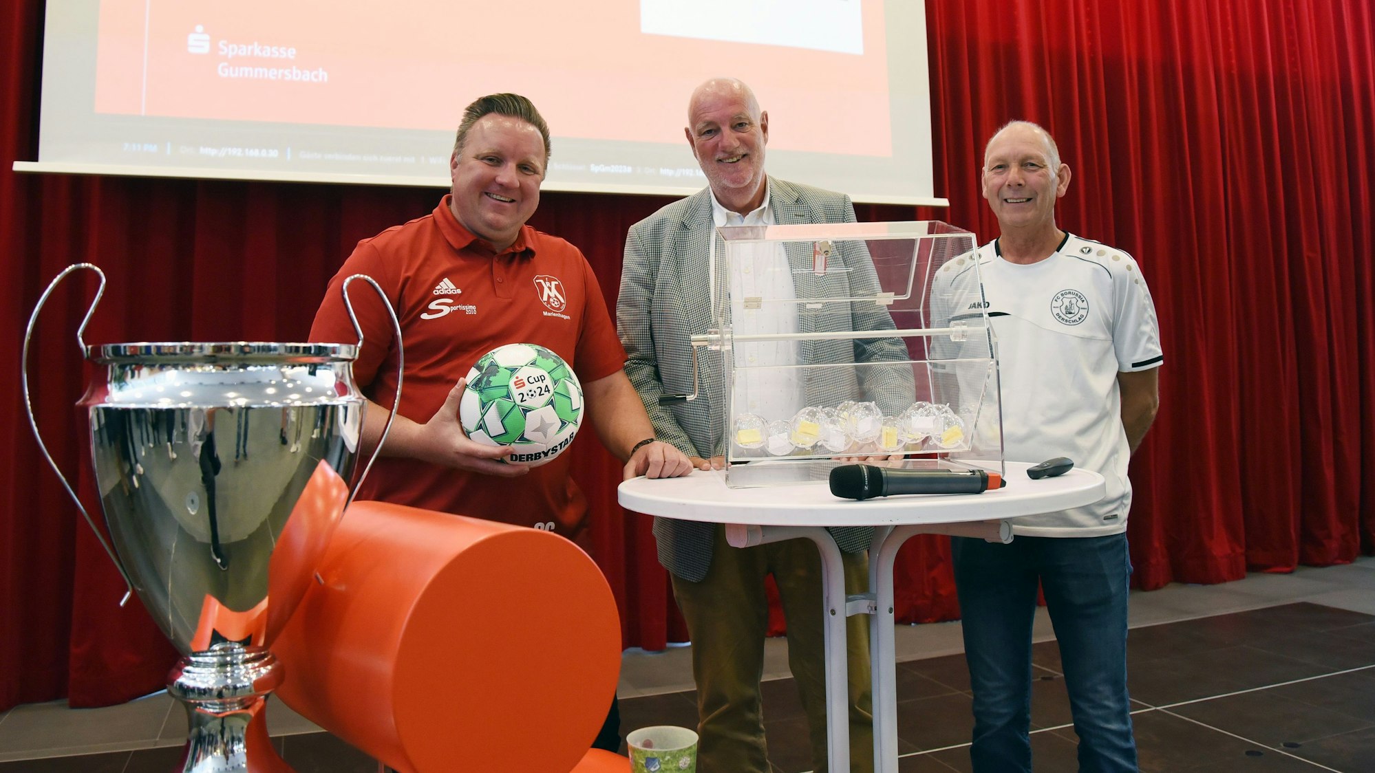 Bild einer Auslosung mit drei Männern