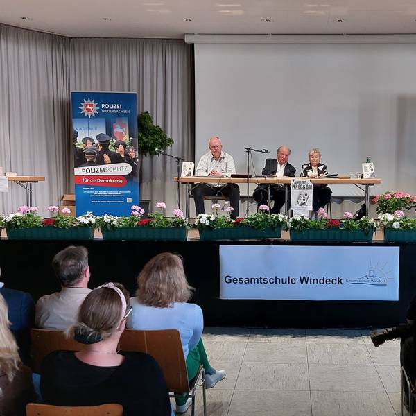 Holocaust Zeitzeuge Ivar Buterfas-Frankenthal in der Gesamtschule Windeck, v. links. Verleger Klaus Maresch, Ivar Buterfas-Frankenthal und seine Frau Dagmar, mit der er seit 71 Jahren verheiratet ist.