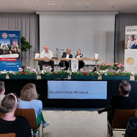 Holocaust Zeitzeuge Ivar Buterfas-Frankenthal in der Gesamtschule Windeck, v. links. Verleger Klaus Maresch, Ivar Buterfas-Frankenthal und seine Frau Dagmar, mit der er seit 71 Jahren verheiratet ist.