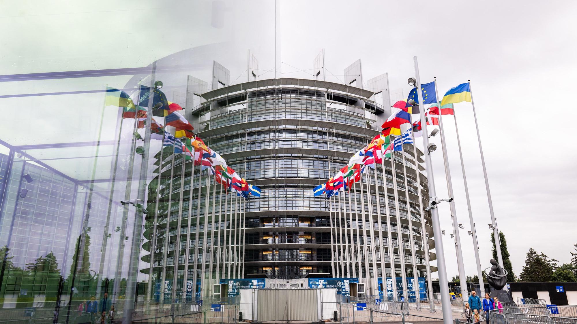 Die Flaggen der Europäischen Union, ihrer Mitgliedsstaaten sowie der Ukraine wehen vor dem Gebäude des Europäischen Parlaments.