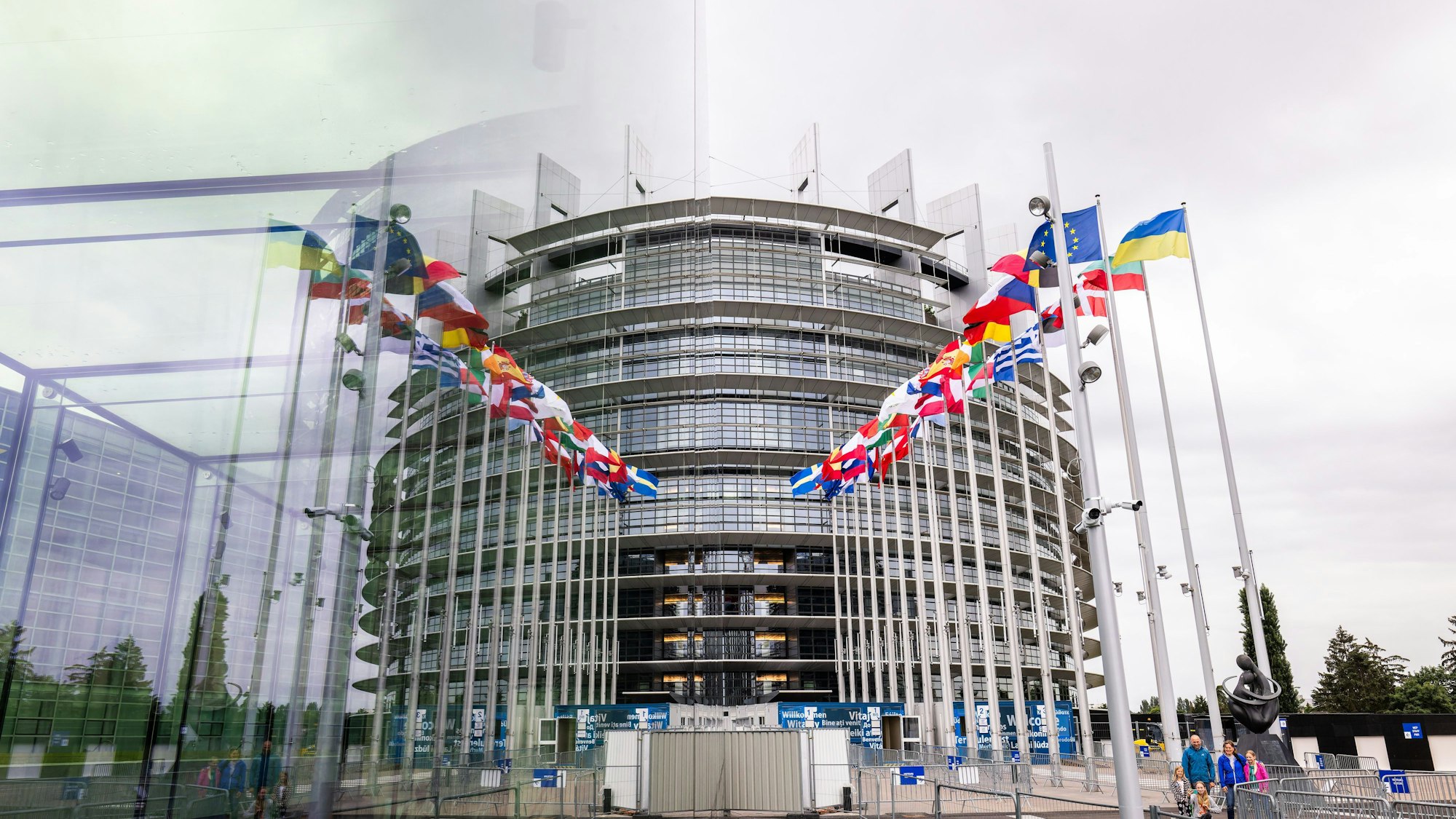 Die Flaggen der Europäischen Union, ihrer Mitgliedsstaaten sowie der Ukraine wehen vor dem Gebäude des Europäischen Parlaments.