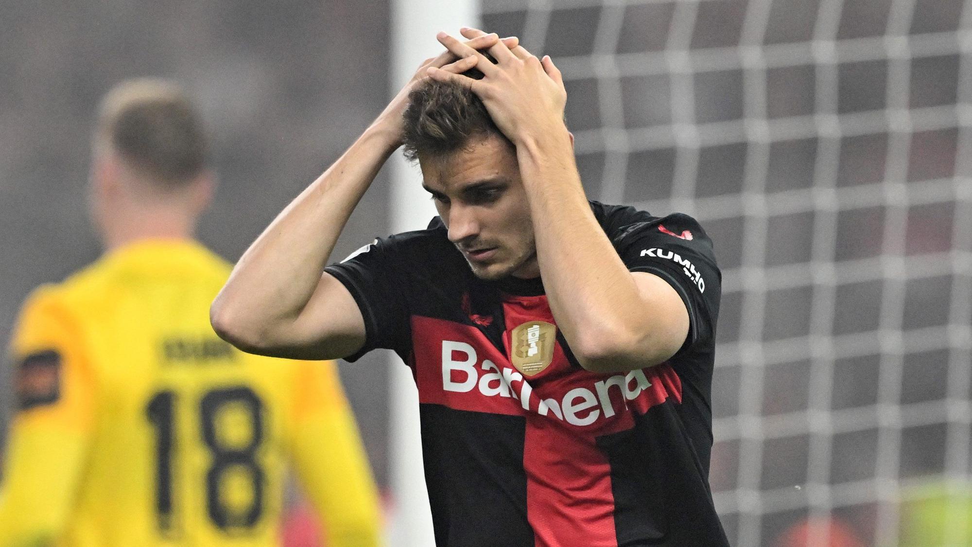 Josip Stanisic schlägt die Hände über den Kopf zusammen.