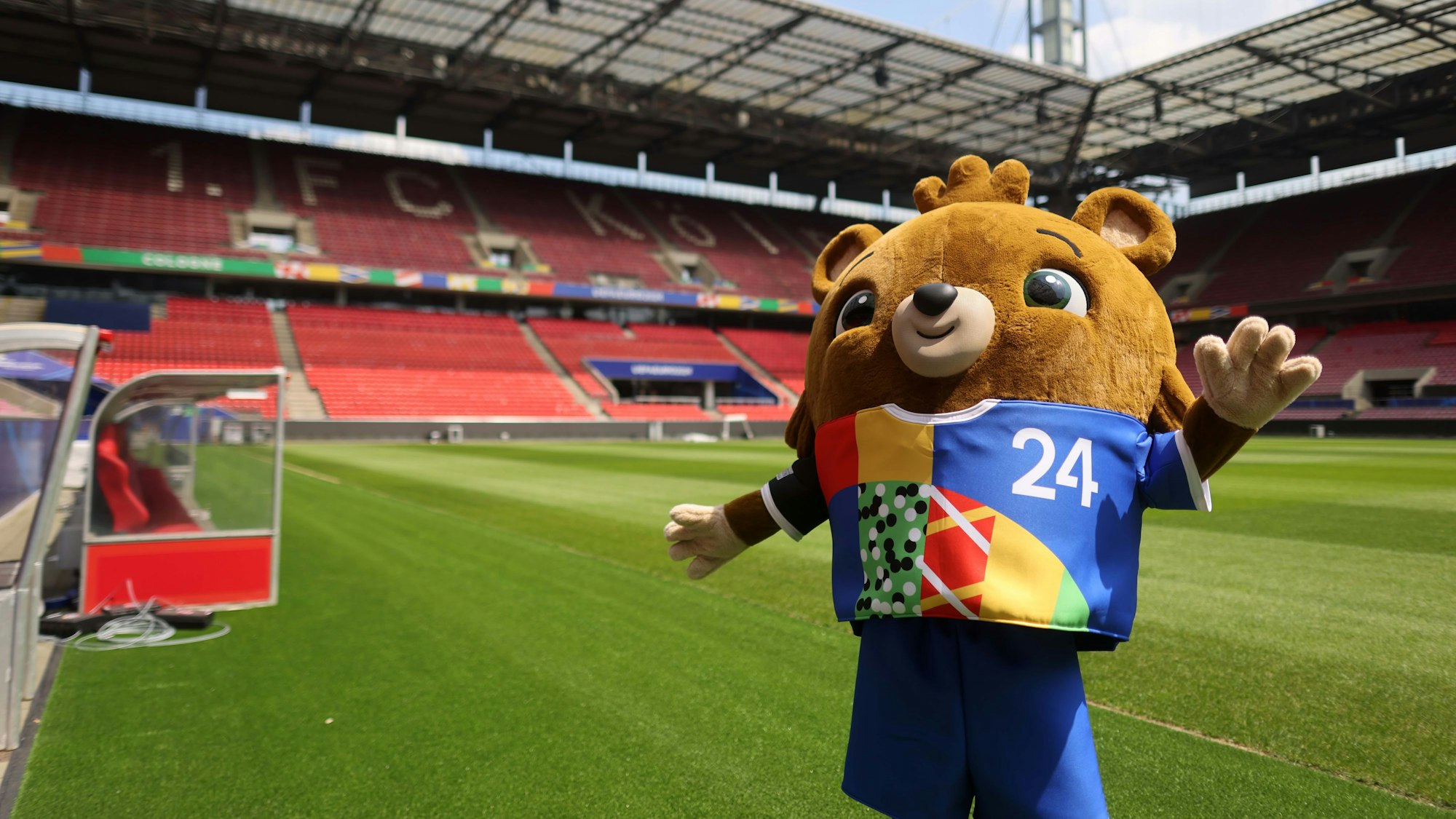 Das EM-Maskottchen „Albärt“ hat das Grün schon mal gestestet und hat Lust auf die Spiele.