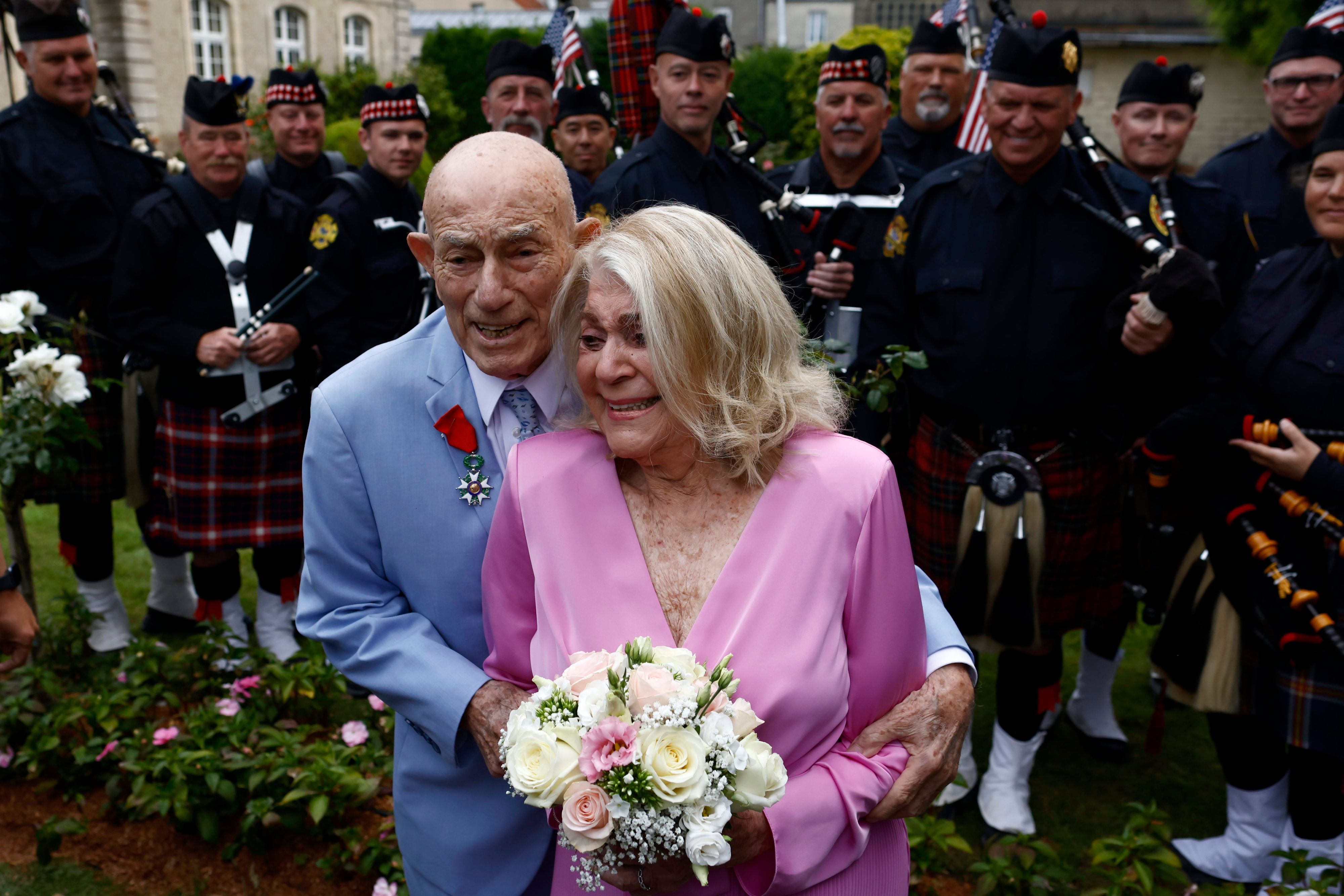 Harold Terens und Jeanne Swerlin halten sich im Arm.