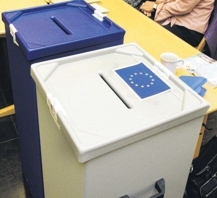Eine Wahlurne zur Europawahl steht in einem Wahllokal in Bergisch Gladbach.