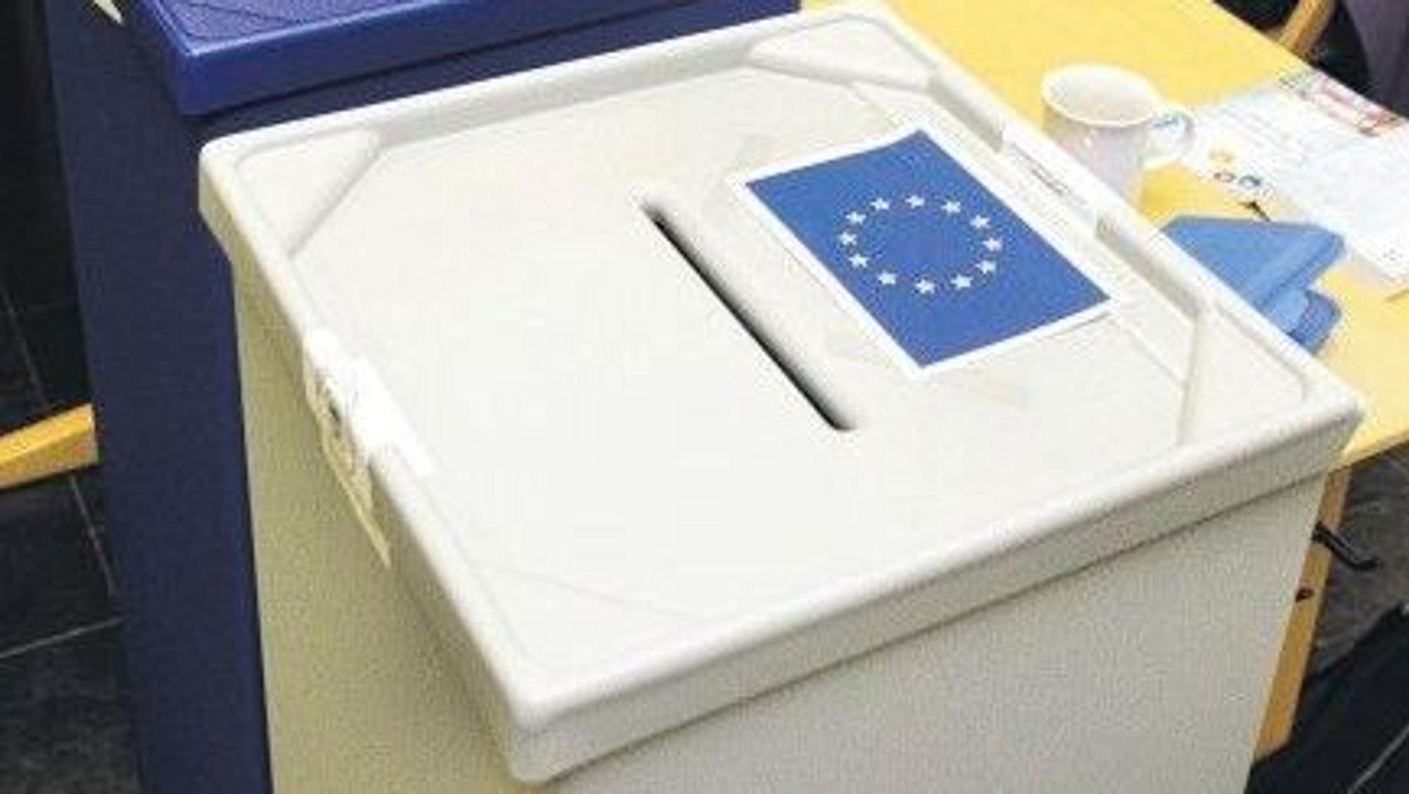 Eine Wahlurne zur Europawahl steht in einem Wahllokal in Bergisch Gladbach.