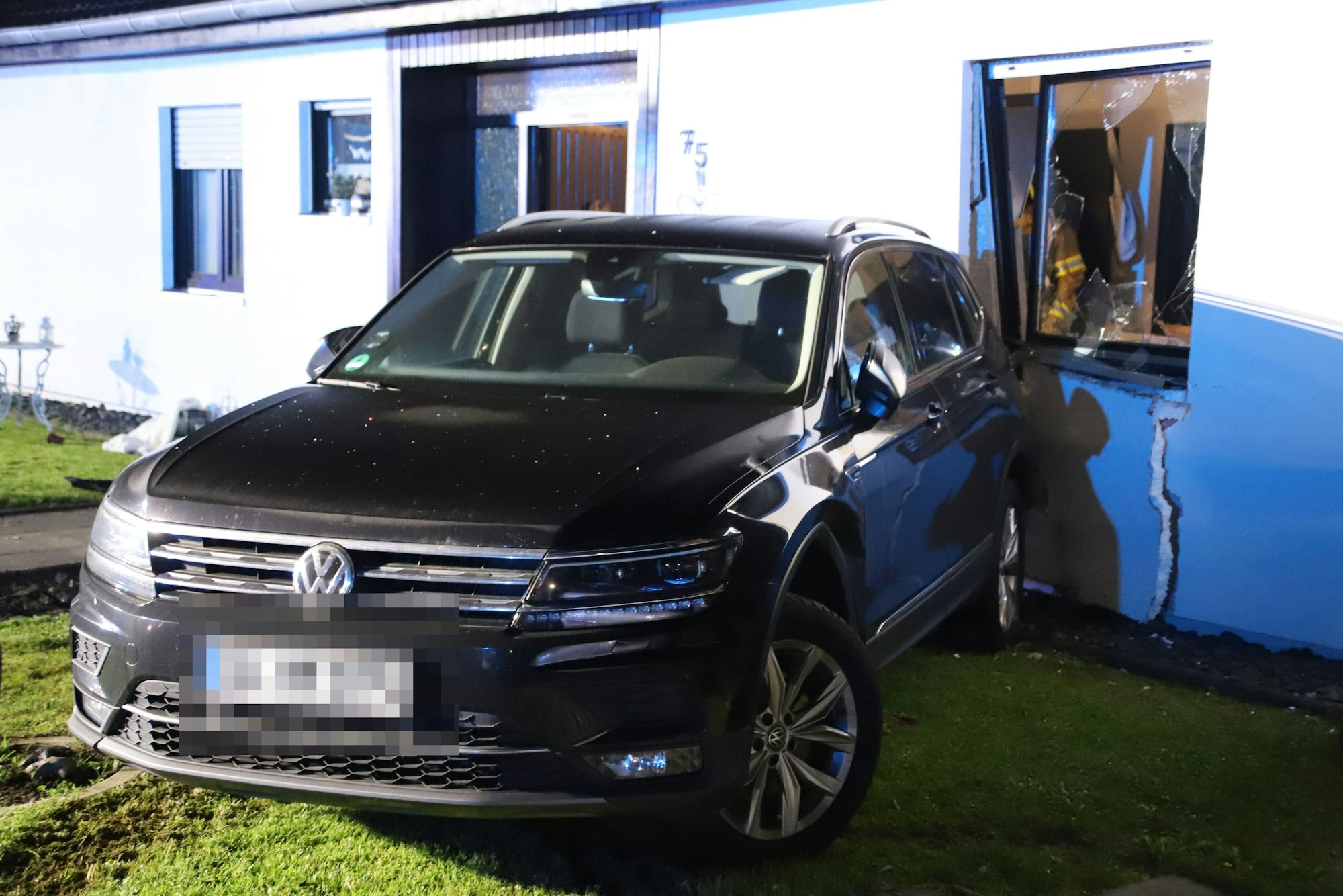 In Eitorf-Probach ist ein Auto in einen geparkten Wagen geschleudert, der in die Hauswand krachte. Die dahinter liegende Küche wurde zerstört, zwei junge Männer verletzt.