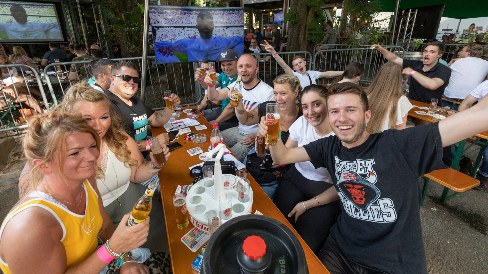 EM-Spiel Deutschland gegen Portugal beim Public Viewing in der Gaststätte Quirl's.