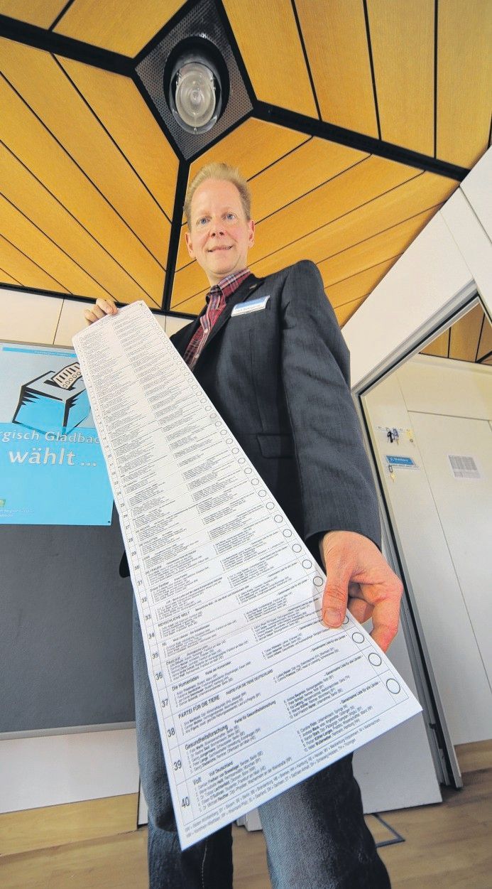Frank Bodengesser vom Wahlamt der Stadt Bergisch Gladbach zeigt den Stimmzettel zur Europawahl 2019.