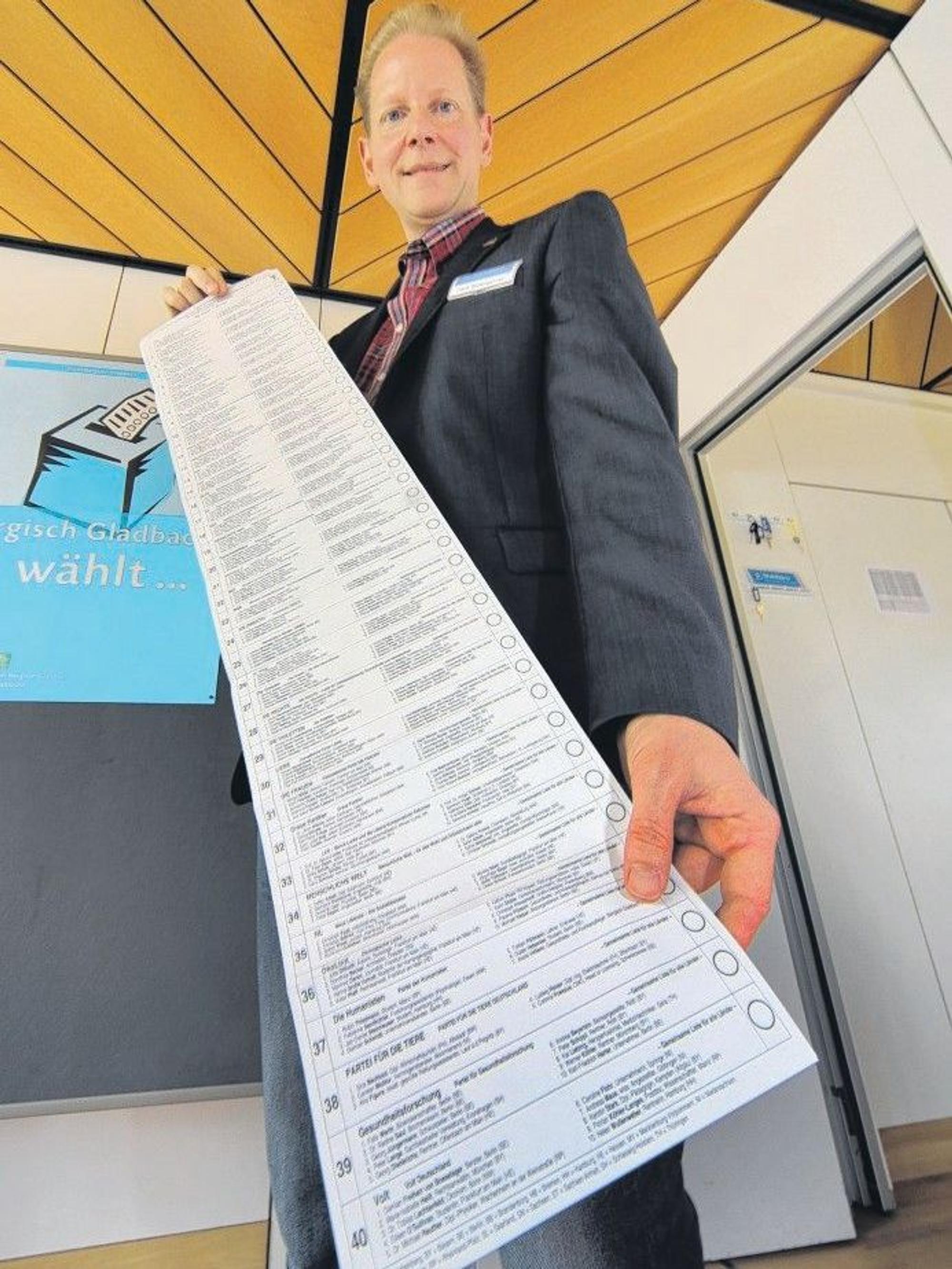 Frank Bodengesser vom Wahlamt der Stadt Bergisch Gladbach zeigt den Stimmzettel zur Europawahl 2019.
