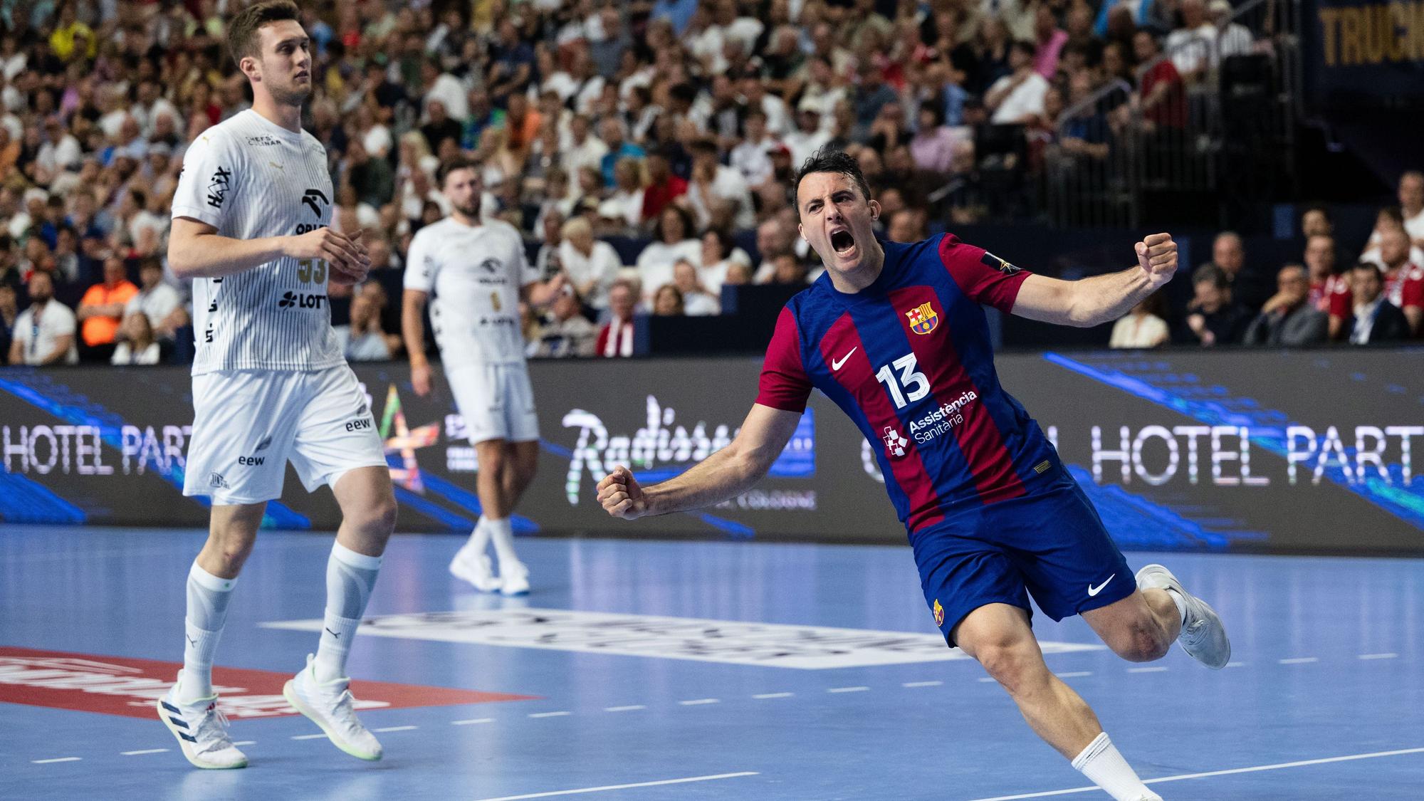 Chancenlos: Aitor Arino Bengoechea (r) und der FC Barcelona nahmen den THW Kiel nach allen Regeln der Handballkunst auseinander.