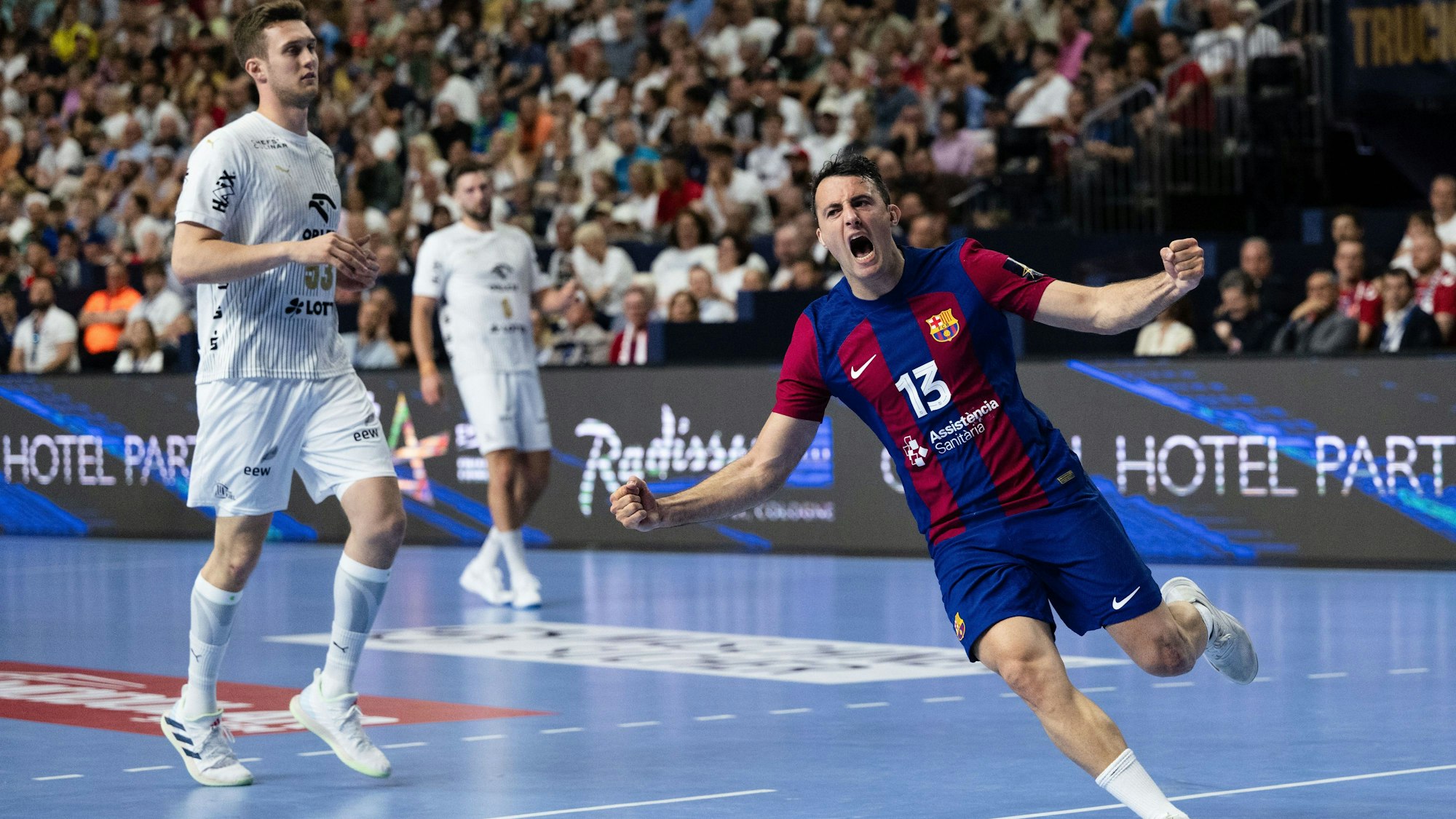 Chancenlos: Aitor Arino Bengoechea (r) und der FC Barcelona nahmen den THW Kiel nach allen Regeln der Handballkunst auseinander.