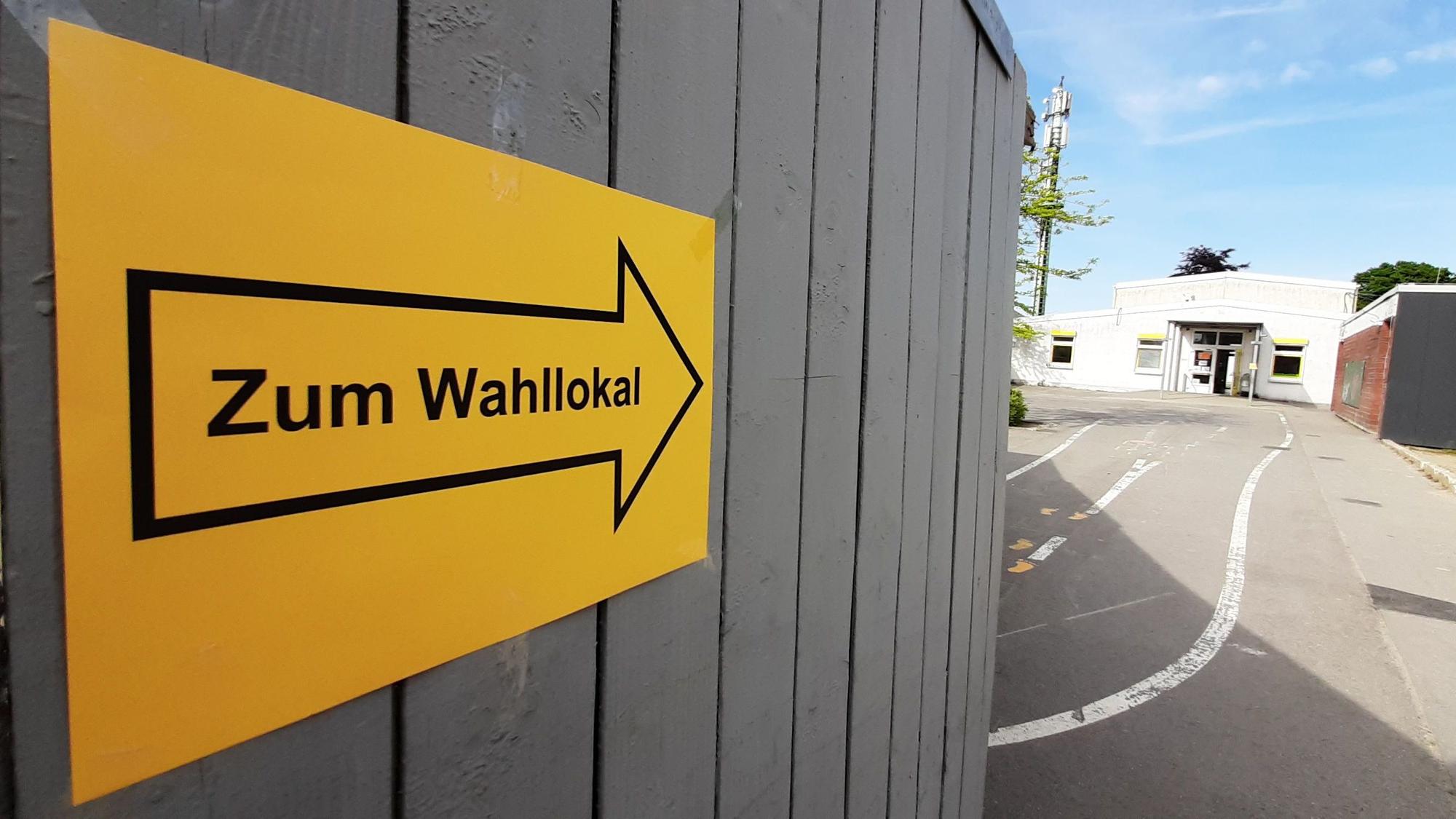 Ein Schild weist den Weg zu einem Wahllokal in Overath-Heiligenhaus.