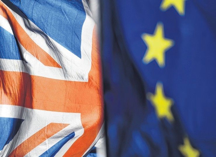 Eine britische Fahne hängt neben einer der Europäischen Union.