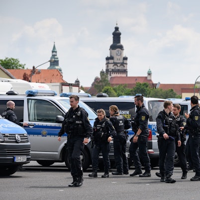 Döbeln: Polizisten versammeln sich auf einem Parkplatz.