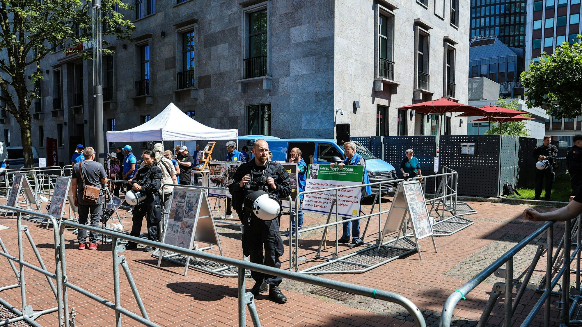 Dortmund: Polizisten stehen vor einem mit Absperrgittern geschützten Stand während der Veranstaltung der islamkritischen Bewegung Pax Europa in der Innenstadt von Dortmund.