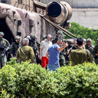 Andrei Kozlov ist umringt von Militär und verlässt den Hubschrauber.