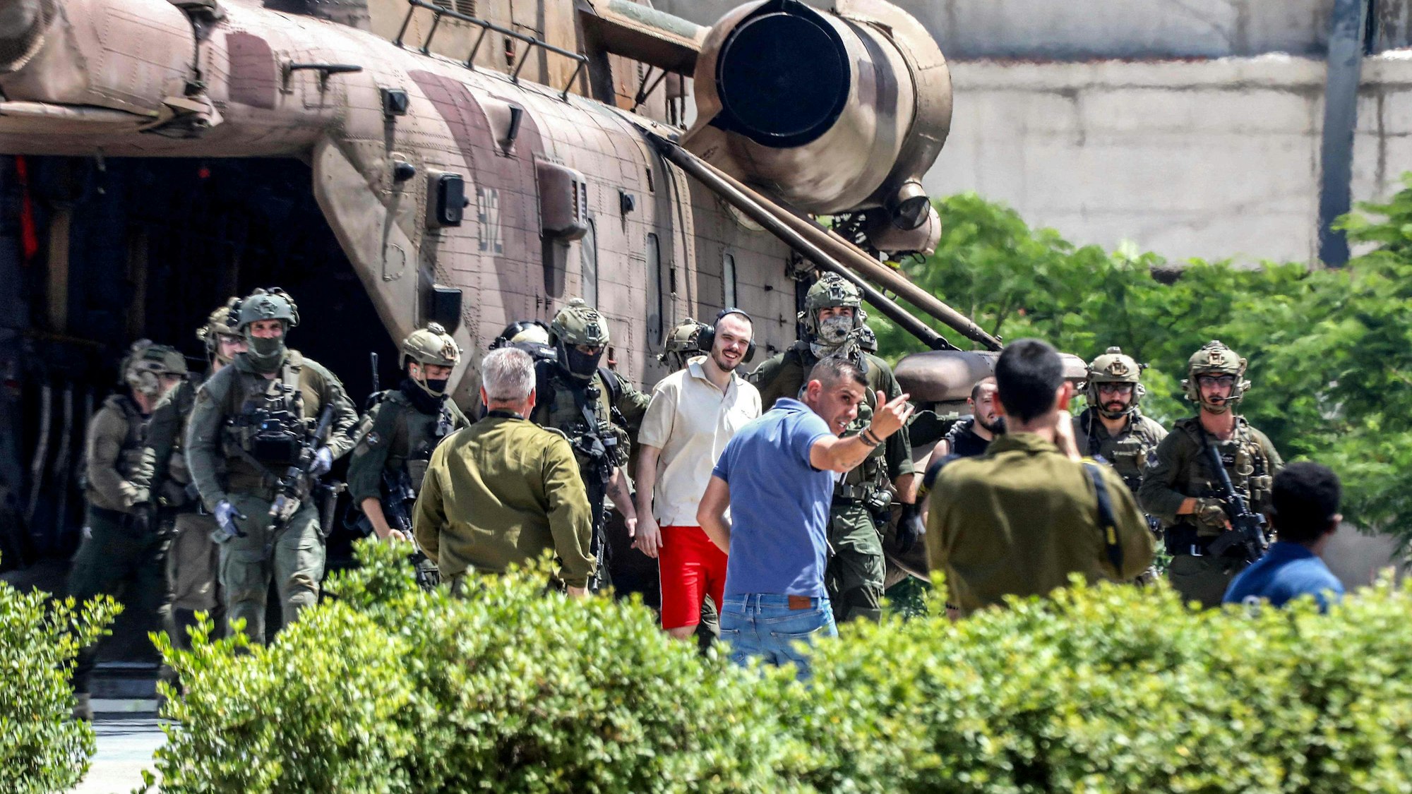 Andrei Kozlov ist umringt von Militär und verlässt den Hubschrauber.