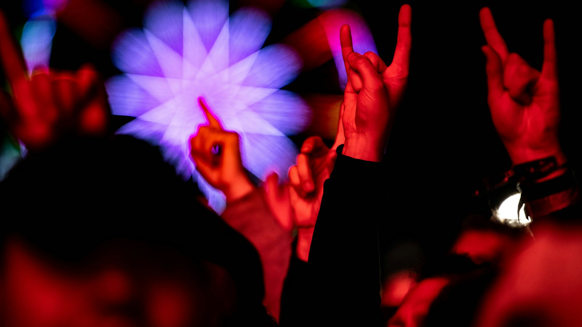 Eine Szene von Rock am Rind: Klatschende Hände des Publikums und im Hintergrund ein Riesenrad.