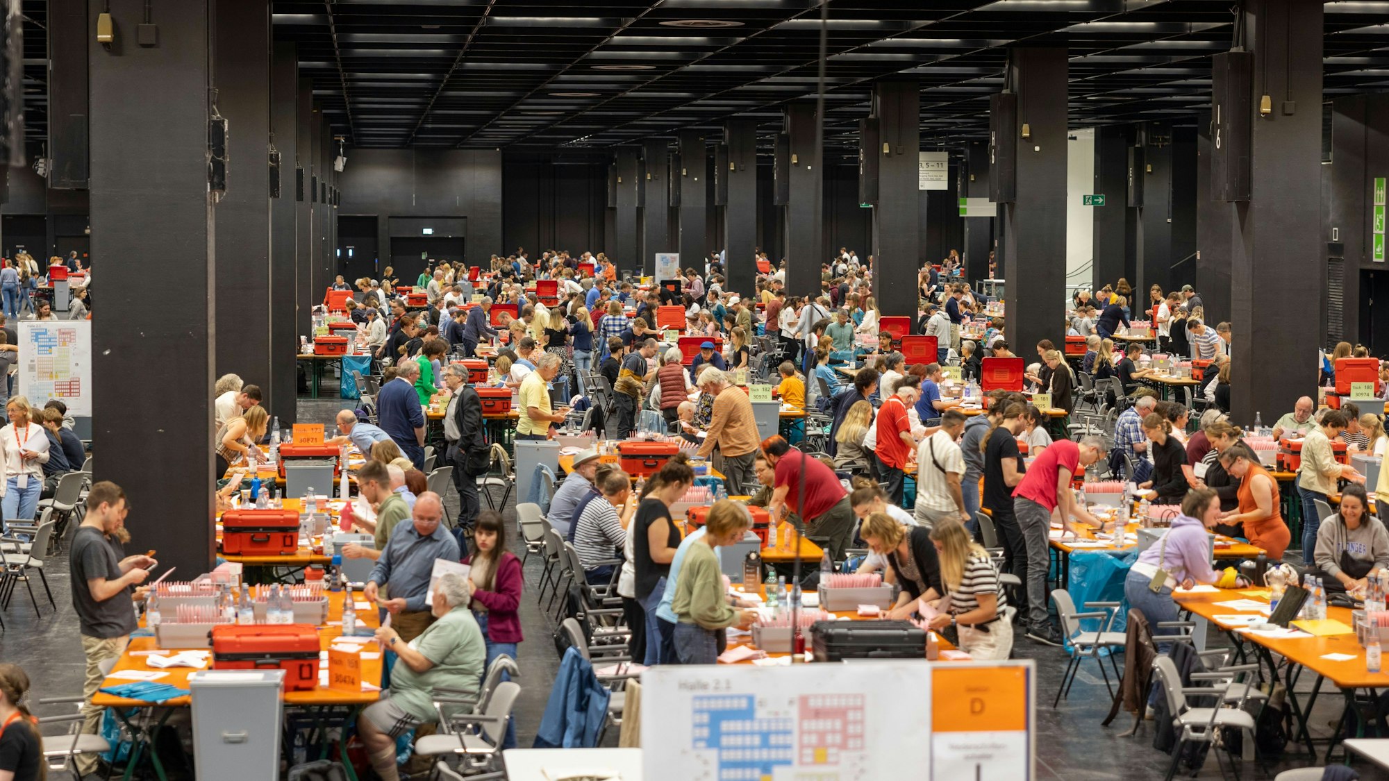Blick ins Briefwahlzentrum Deutz.