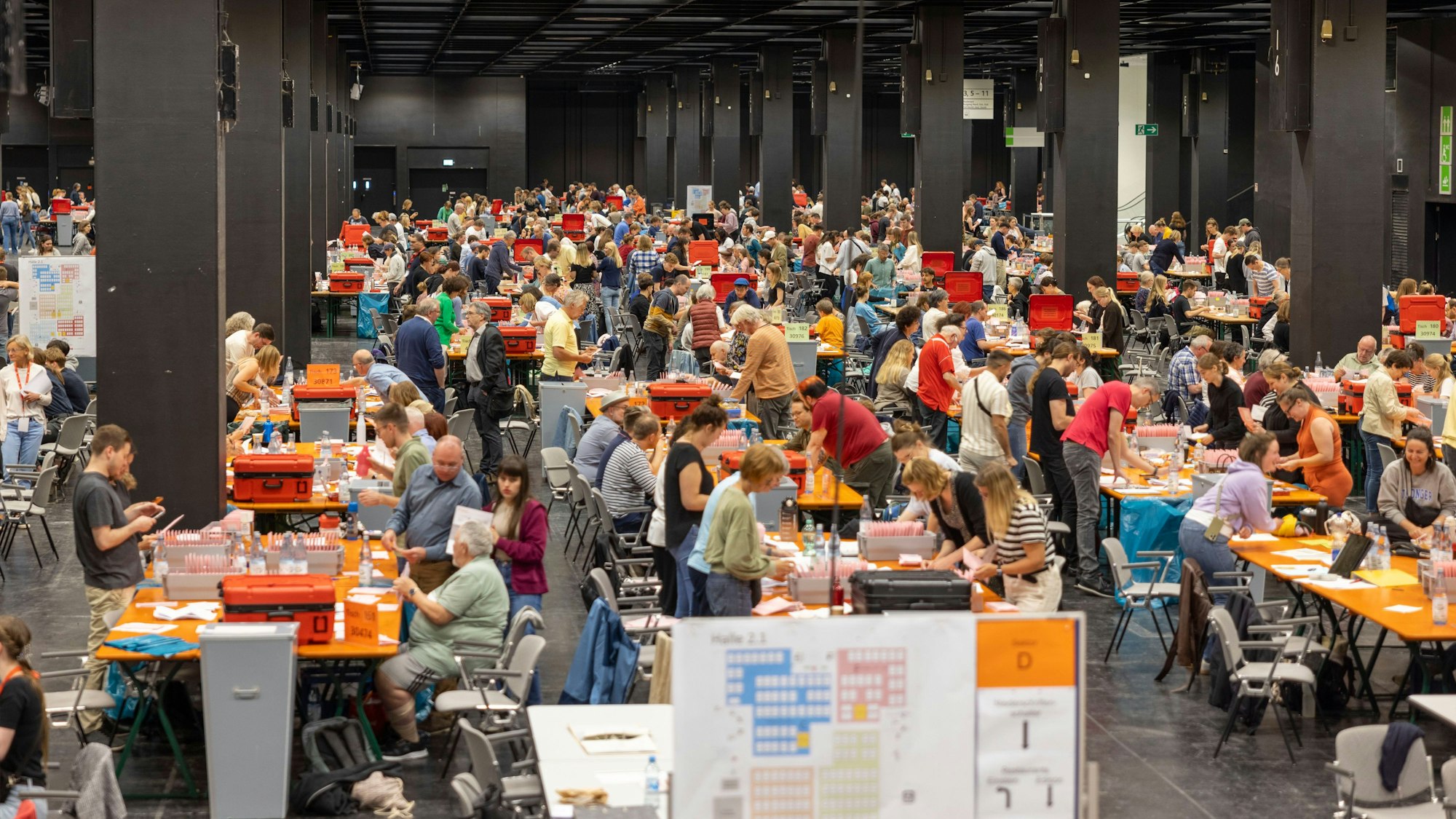 09.06.2024, Nordrhein-Westfalen, Köln: Stimmabgaben per Briefwahl werden seit 15.30 Uhr im Briefwahlzentrum der Stadt von etwa 4000 Freiwilligen sortiert. Mit der Auszählung wird jedoch erst nach 18:00 Uhr begonnen. Die Europawahl begann am 6. Juni und in Deutschland wird am 9. Juni gewählt. Foto: Thomas Banneyer/dpa +++ dpa-Bildfunk +++