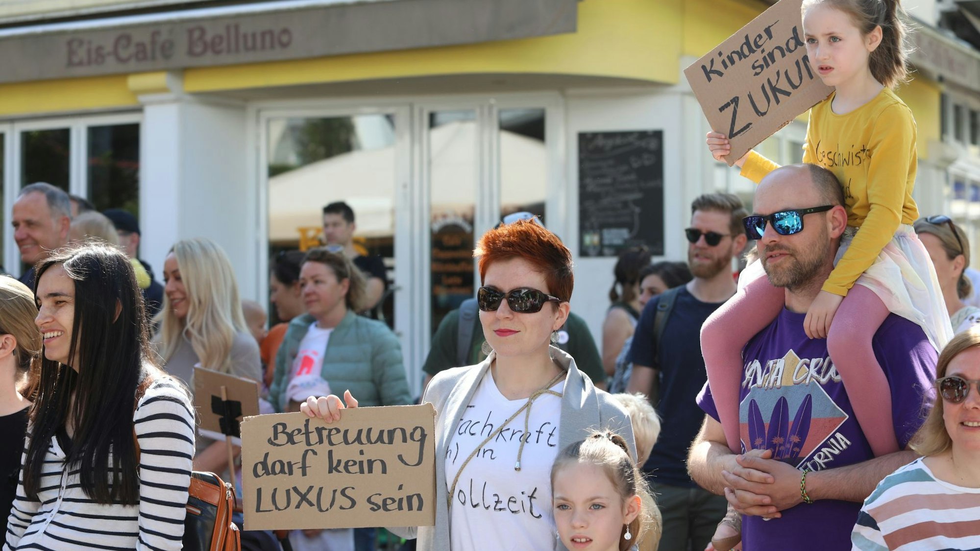 Demo gegen Abschaffung der Geschwisterkindermäßigung inBad Honnef.
