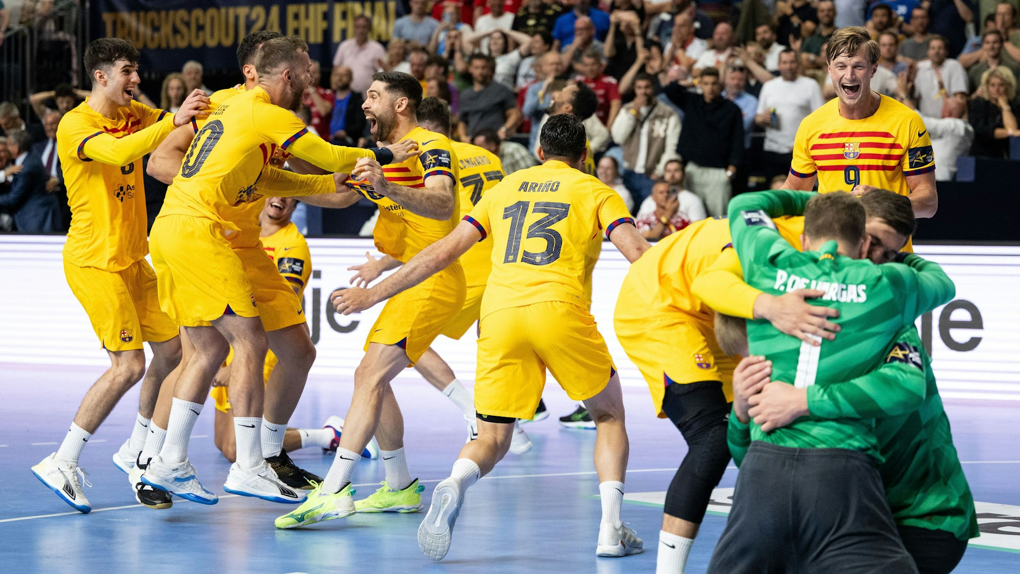 Die Spieler von Barcelona jubeln nach dem Gewinn der Champions League in der Kölner LanxessArena.