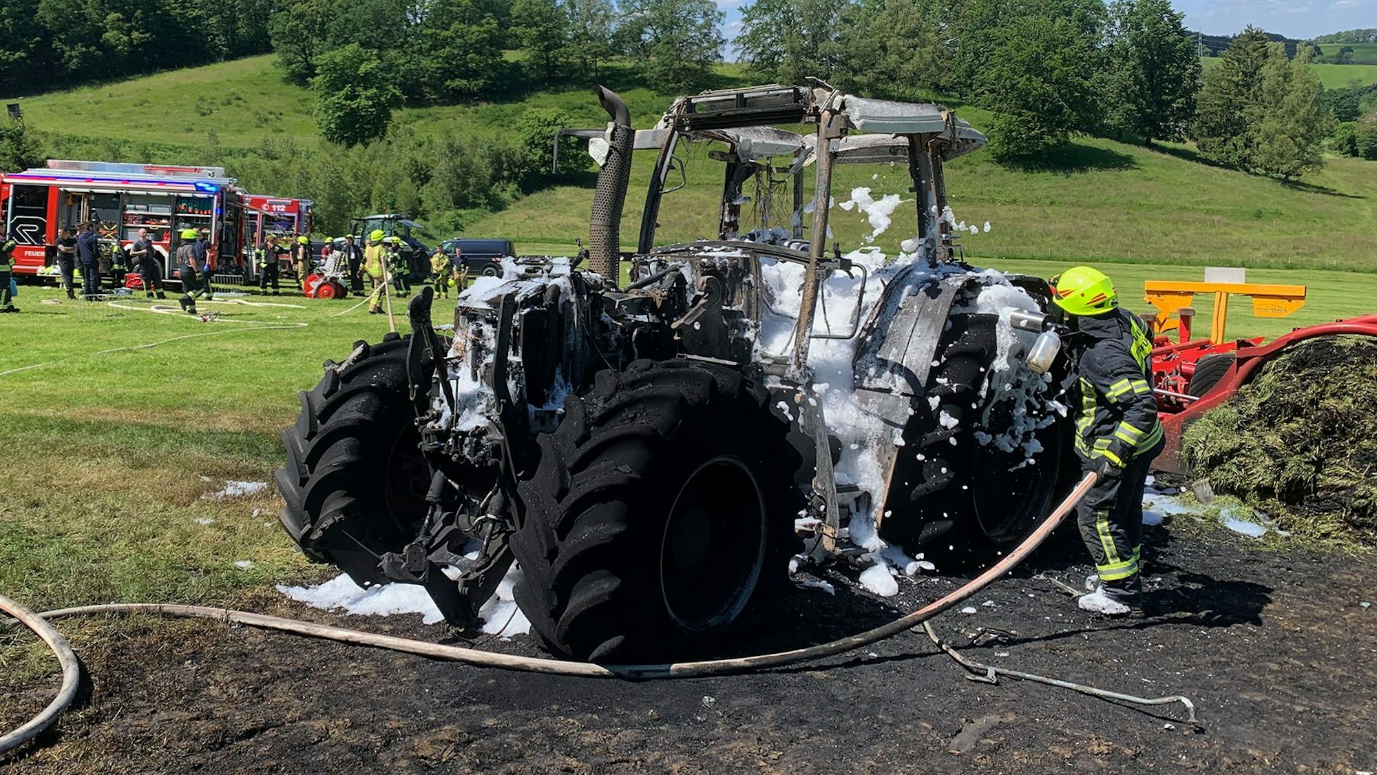 Ansicht eines ausgebrannten Traktors.
