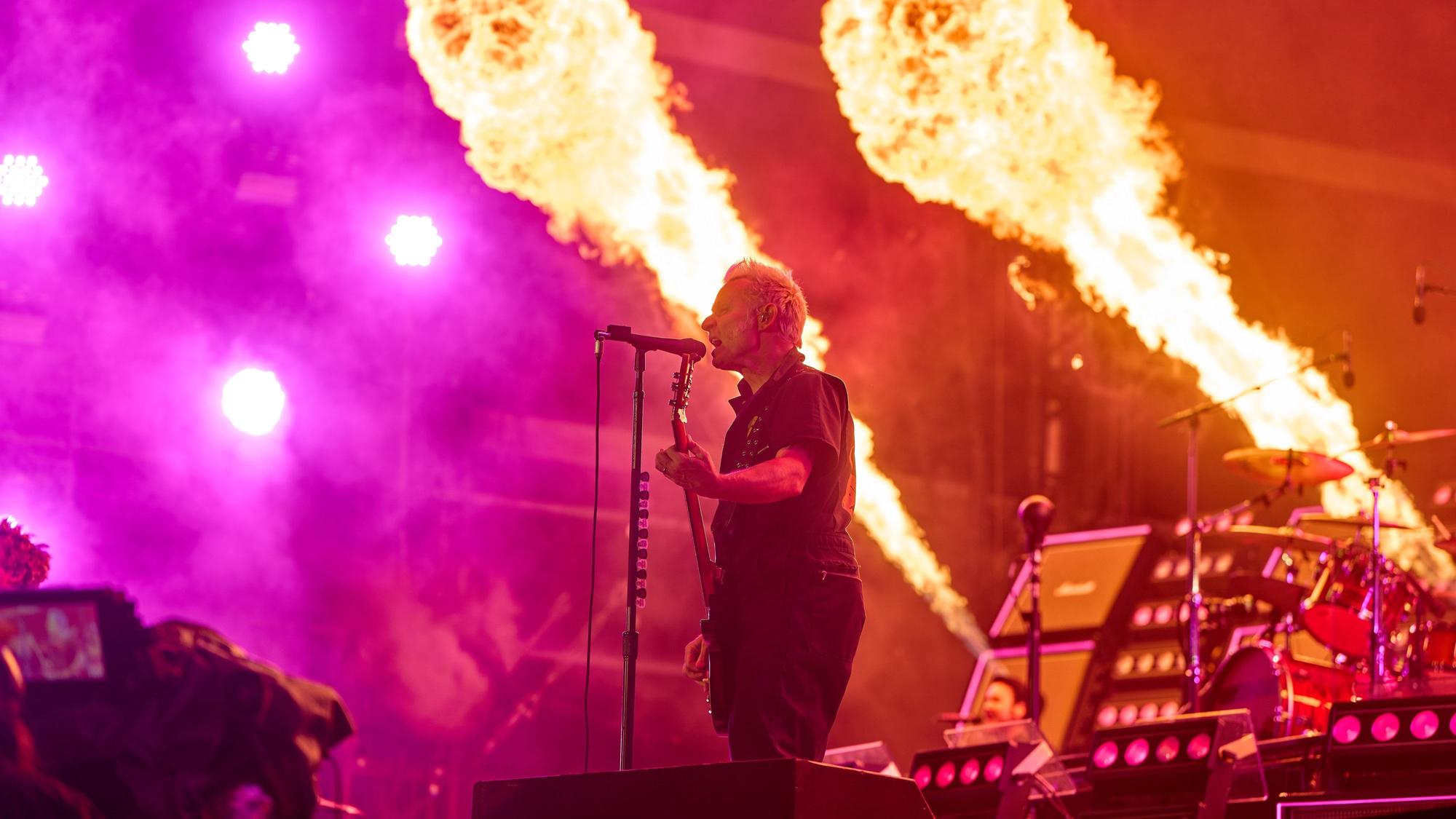 Mike Dirnt, Bassist und Sänger der US-amerikanischen Rockband Green Day spielt beim Open-Air-Festival ‚Rock am Ring‘ auf der Utopia-Stage.