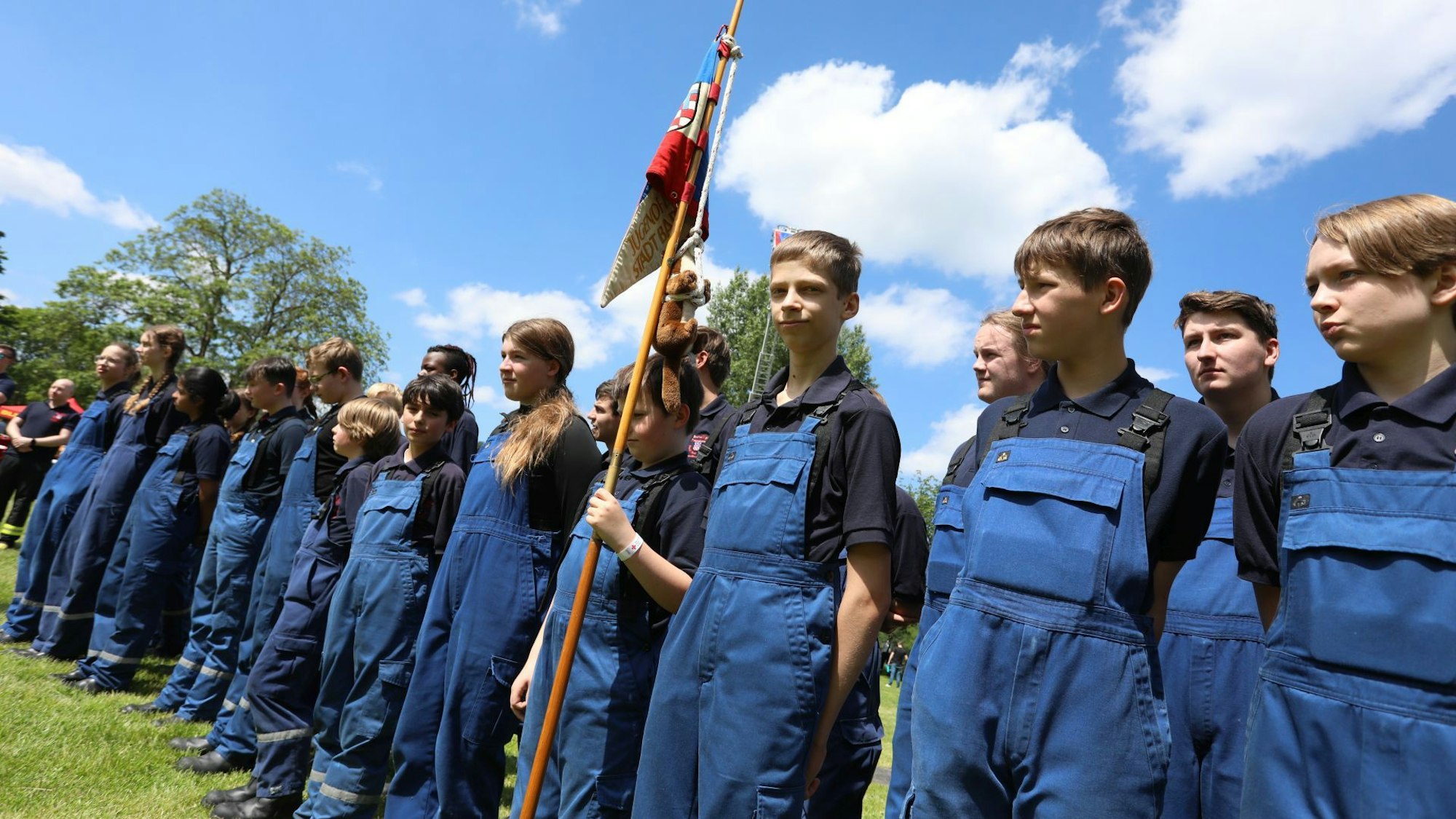 Mädchen und Jungen in blauen Latzhosen