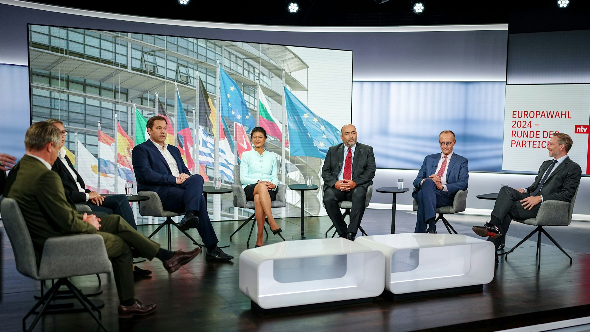 09.06.2024, Berlin: Nikolaus Blome (l-r), Moderator, Alice Weidel, Fraktionsvorsitzende und Parteivorsitzende der AfD, Lars Klingbeil, SPD-Bundesvorsitzender, Sahra Wagenknecht, Parteivorsitzende vom Bündnis Sahra Wagenknecht (BSW), Omid Nouripour, Bundesvorsitzender von Bündnis 90/Die Grünen, Friedrich Merz, CDU-Bundesvorsitzender und Unionsfraktionsvorsitzender, und Christian Lindner, Bundesminister der Finanzen und FDP-Parteivorsitzender, nehmen an der Elefantenrunde der Parteivorsitzenden im Studio von RTL/NTV nach der Europawahl teil. Foto: Kay Nietfeld/dpa +++ dpa-Bildfunk +++