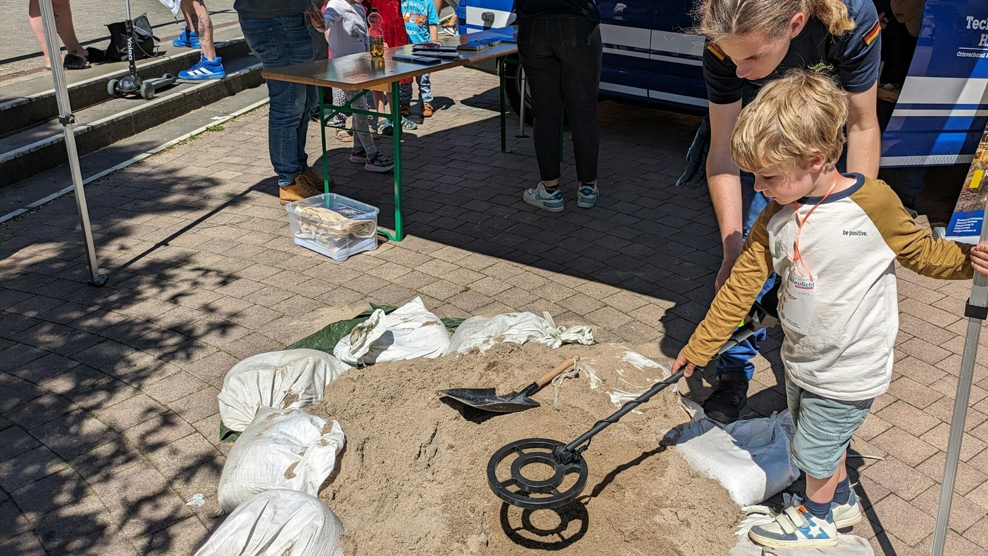Beim THW konnten Kinder mit einem Metalldetektor Gegenstände im Sand aufspüren.