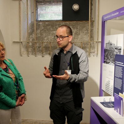 Auf dem Bild sind Besucher der Gedenkstätte zu sehen