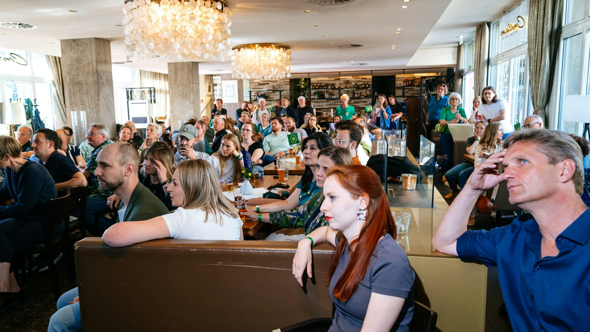 Lange Gesichter dagegen bei den Kölner Grünen: Die Öko-Partei wurde auf Bundesebene von den Wählern abgestraft.