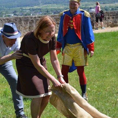 Das Bürgertheater spielt den Ring des Nibelungen auf dem Michaelsberg in Siegburg. Regisseur Bardia Rousta hilft Kriemhild (Monia Nicke-Cremer) bei der Flucht vor Wotan (Arnd Sünner, hinten)