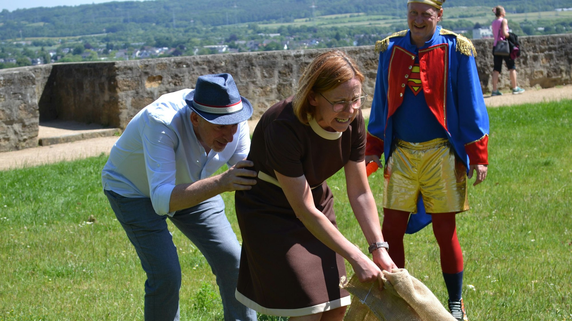 Das Bürgertheater spielt den Ring des Nibelungen auf dem Michaelsberg in Siegburg. Regisseur Bardia Rousta hilft Kriemhild (Monia Nicke-Cremer) bei der Flucht vor Wotan (Arnd Sünner, hinten)