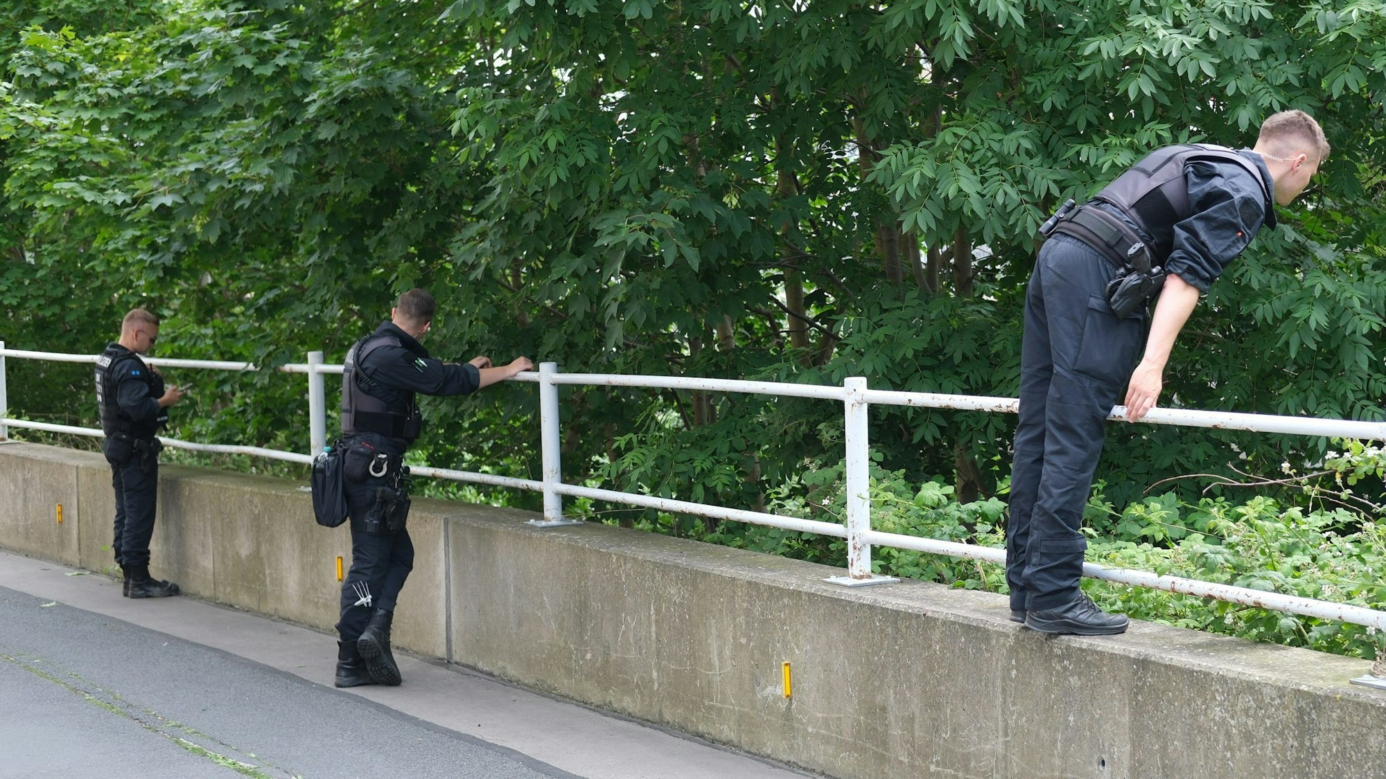 06.06.2024, Sachsen, Döbeln: Polizisten bei der großangelegten Suche nach der verschwundenen neunjährigen Valeriia. Bei Suche nach der seit 03.06.2024 vermissten neunjährigen Valeriia hat die Polizei Kontakt zu Kollegen im Ausland aufgenommen. Das aus der Ukraine stammende Mädchen lebt mit seiner Mutter in Deutschland, der Vater ist den Angaben zufolge nach wie vor in der Ukraine. Foto: Sebastian Willnow/dpa +++ dpa-Bildfunk +++