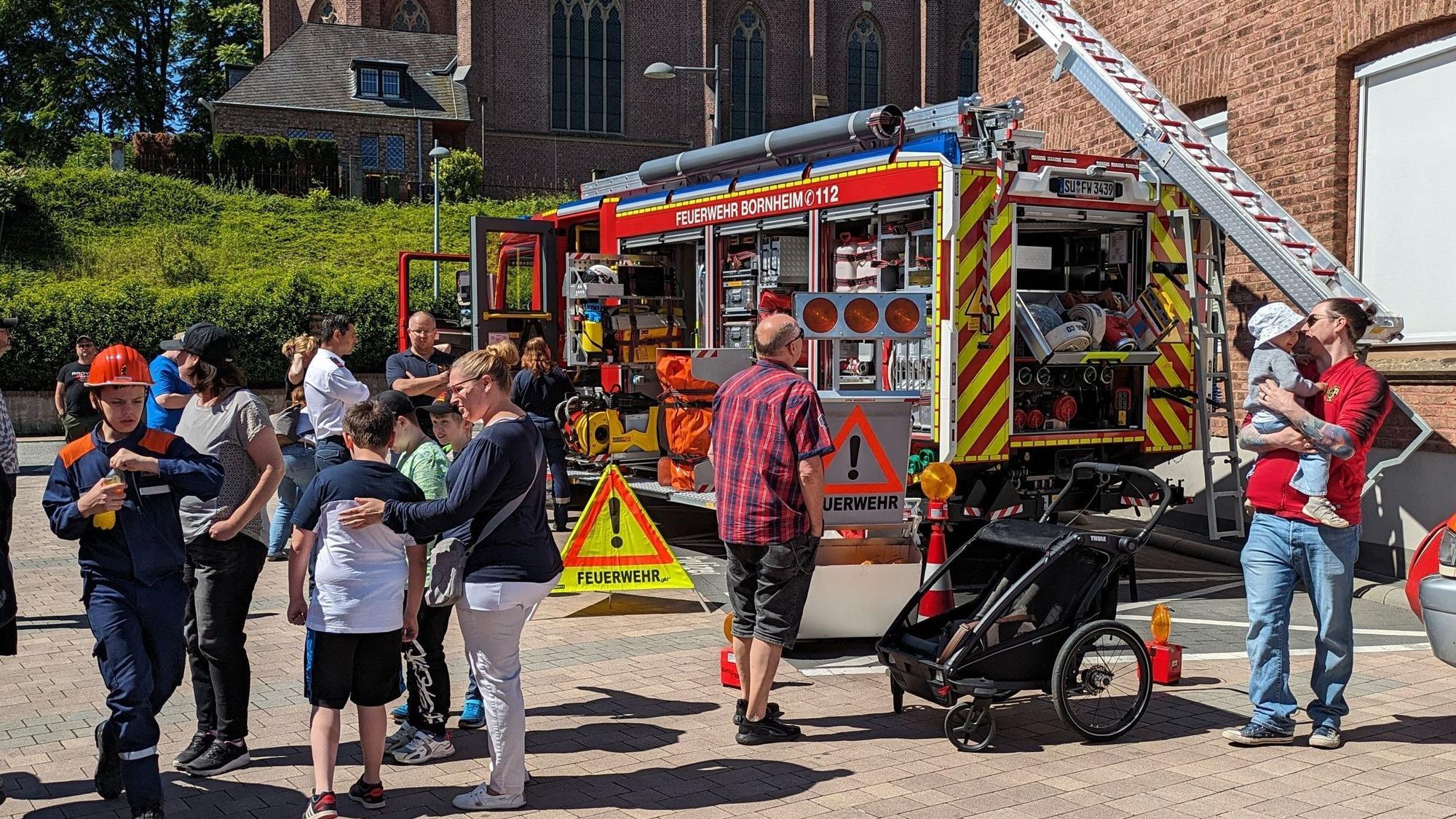 Die Jugendfeuerwehren präsentierten das Hilfeleistungslöschfahrzeug der Löscheinheit Hemmerich.