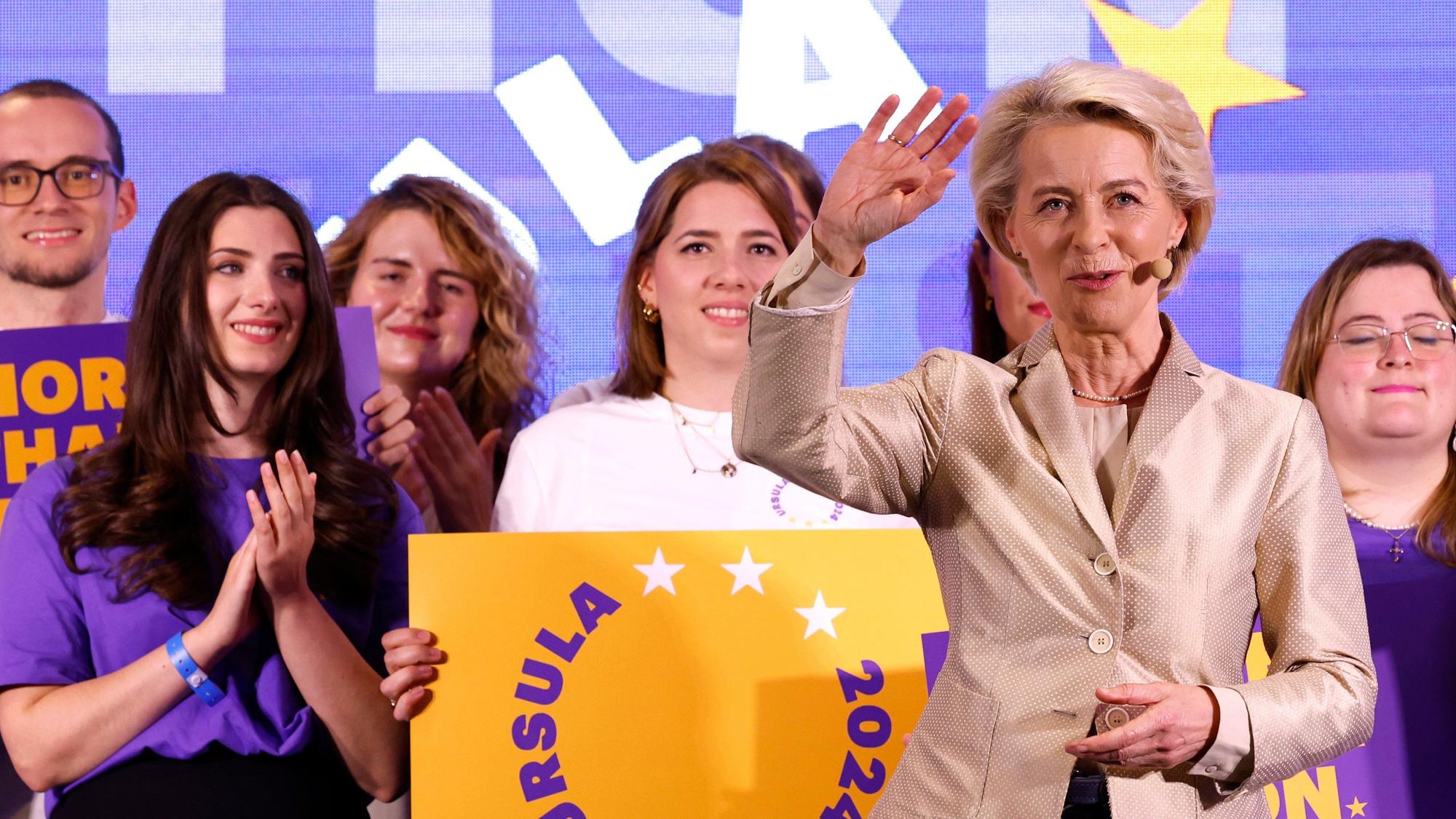 Brüssel: Die Spitzenkandidatin für die Europäische Kommission und derzeitige Präsidentin der Europäischen Kommission, Ursula von der Leyen (vorne)
