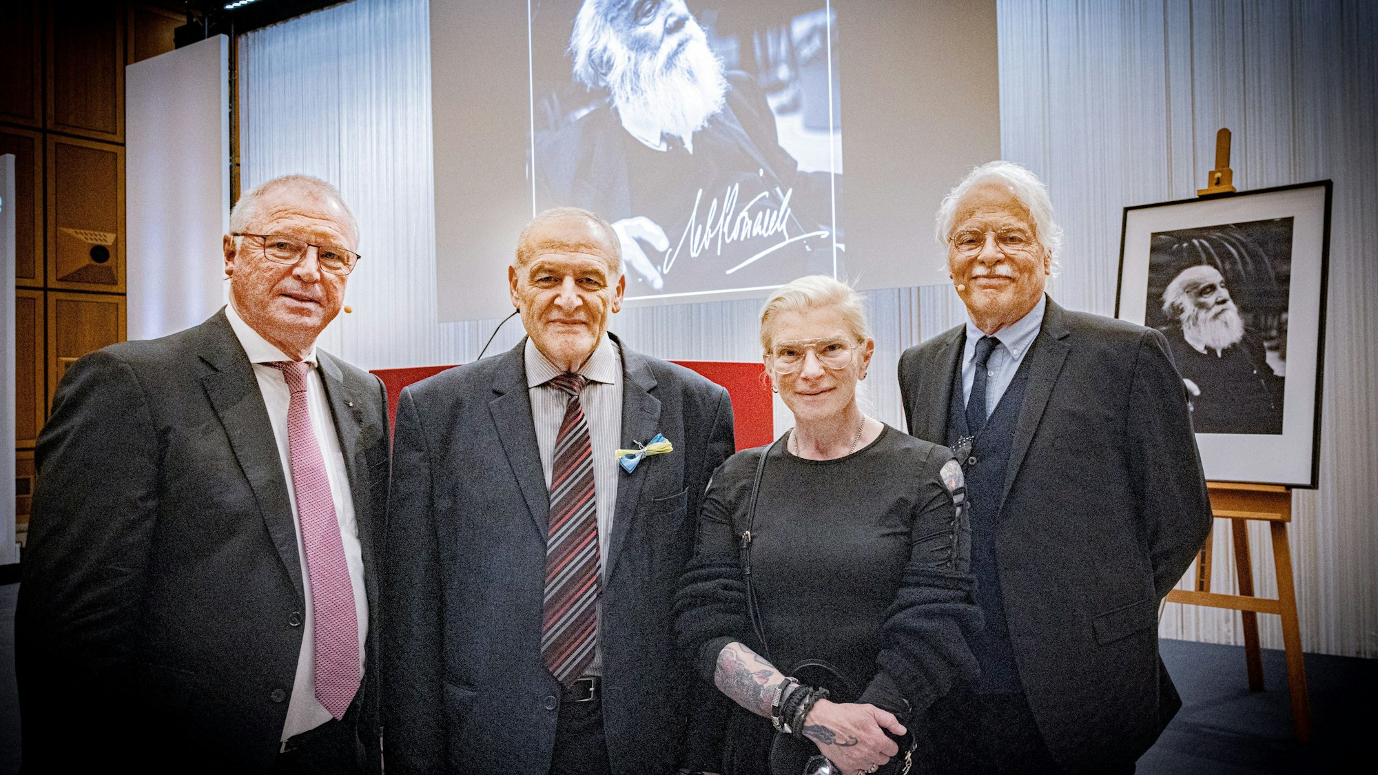 V.l.n.r.: Alexander Wüerst (Vorstand Kreissparkasse) mit Zacharow, Pajewska und Roth.